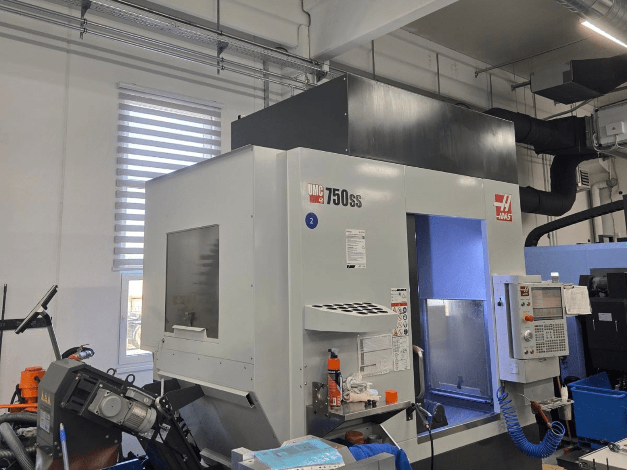 Centro de mecanizado vertical Haas UMC-750SS, vista frontal, con panel de control y acceso despejado a la zona de mecanizado.