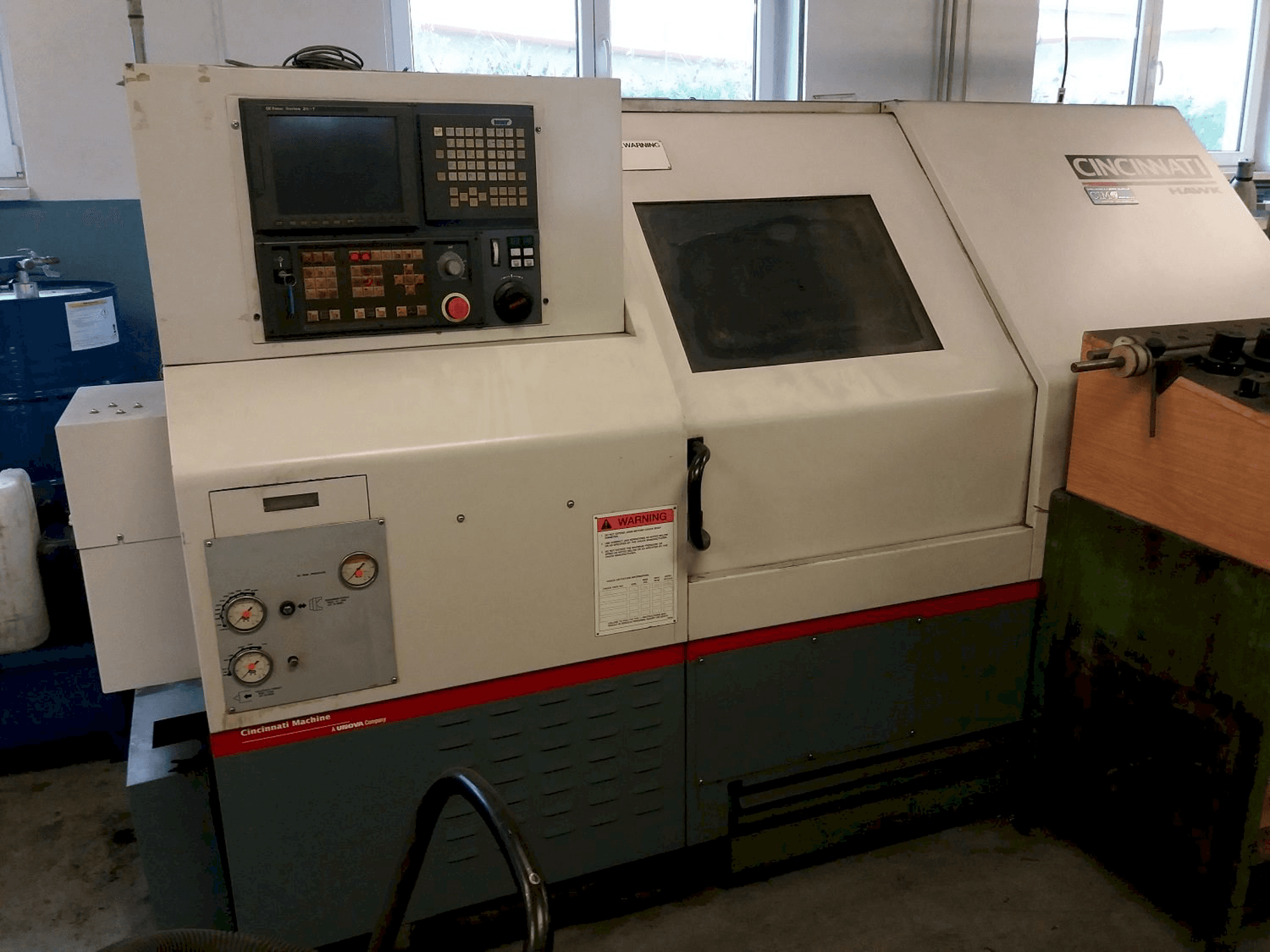 Vista frontal de la máquina Cincinnati HAWK-200M