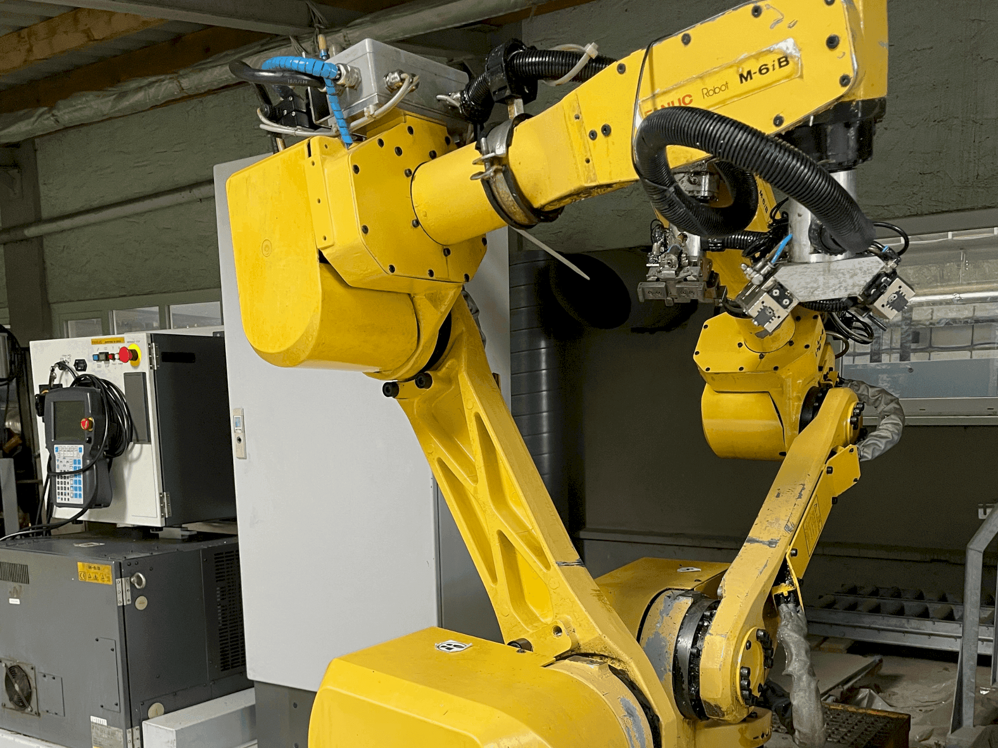 Vista frontal de la máquina FANUC M-6iB