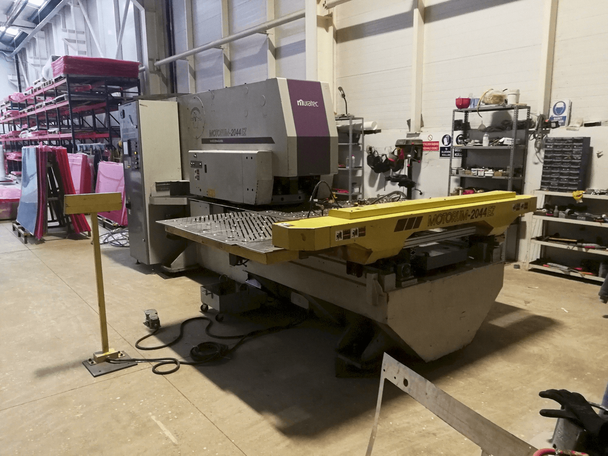 Vista lateral izquierda de la máquina Muratec Motorum 2044 EZ