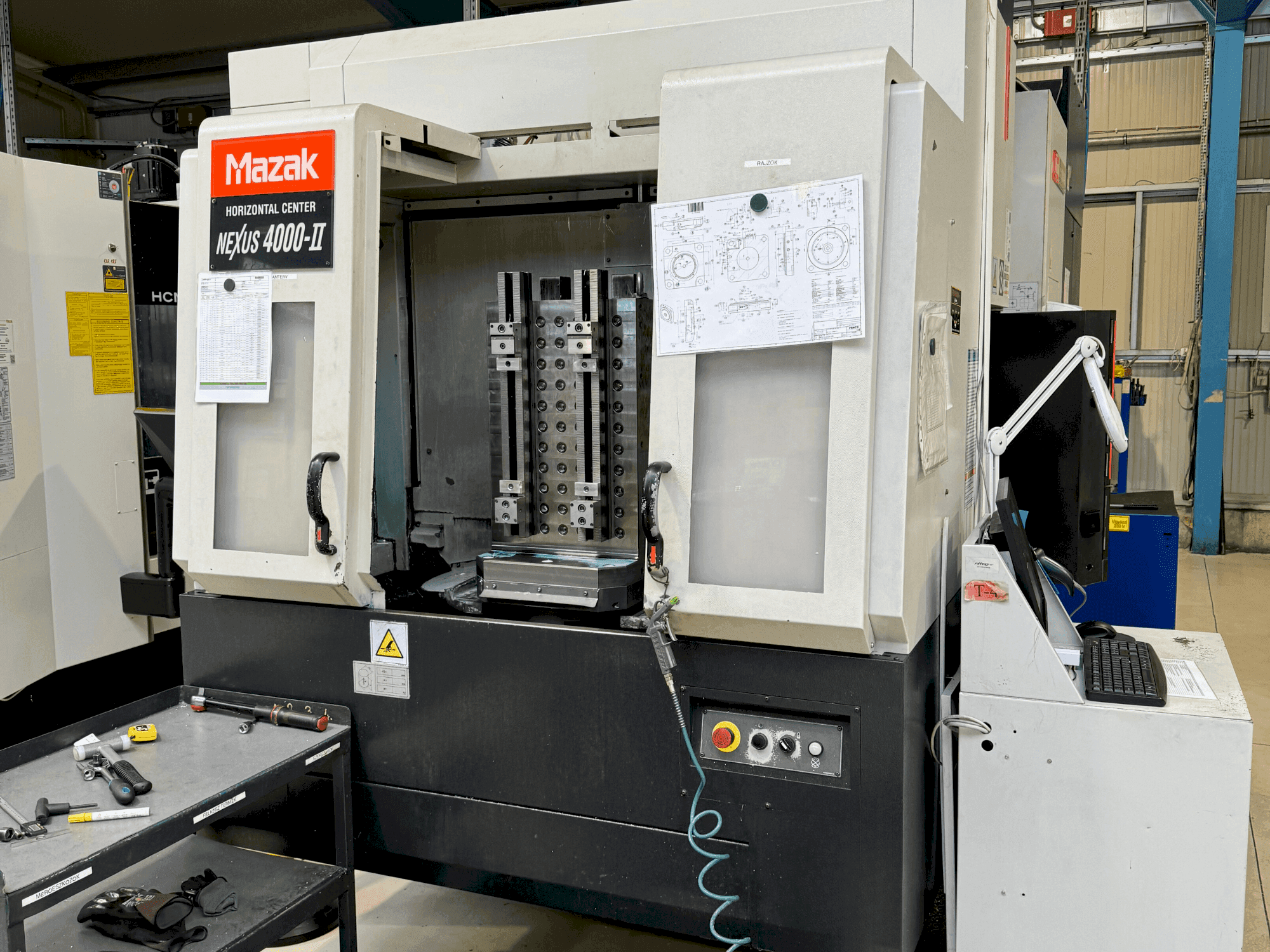 Vista frontal de la máquina Mazak HCN 4000 II