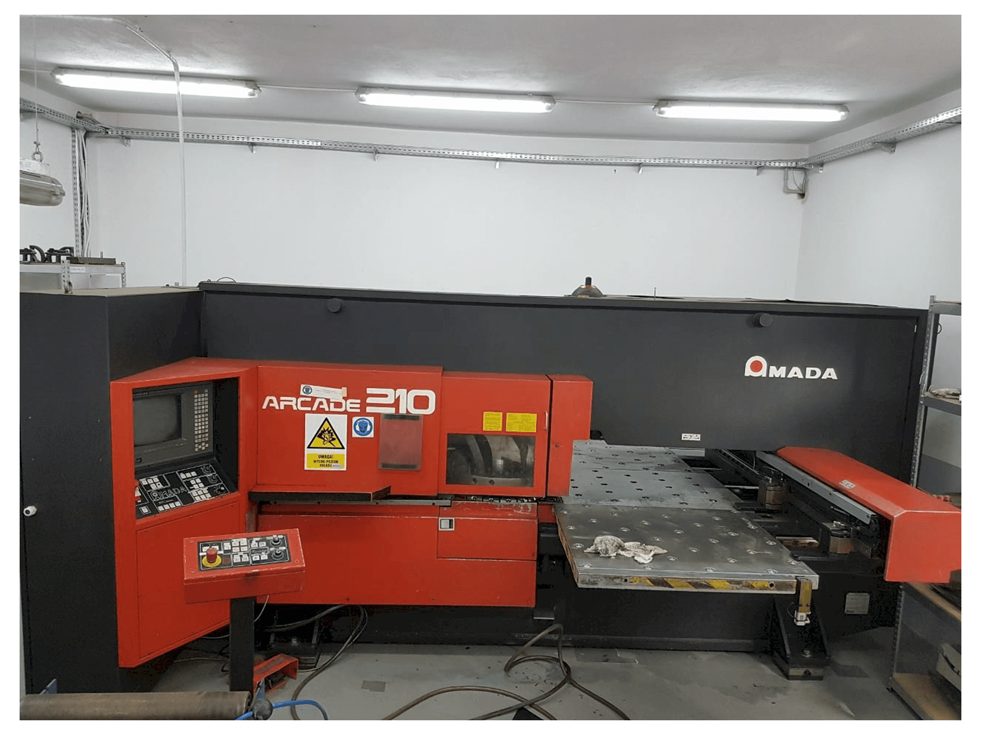 Vista frontal de la máquina AMADA ARCADE 210