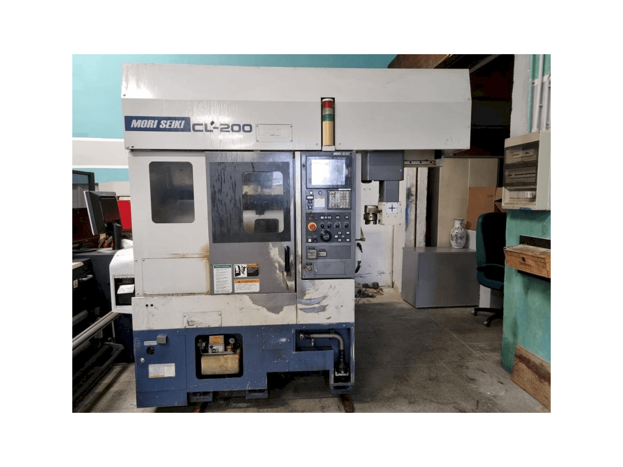 Vista frontal de la máquina MORI SEIKI CL-200
