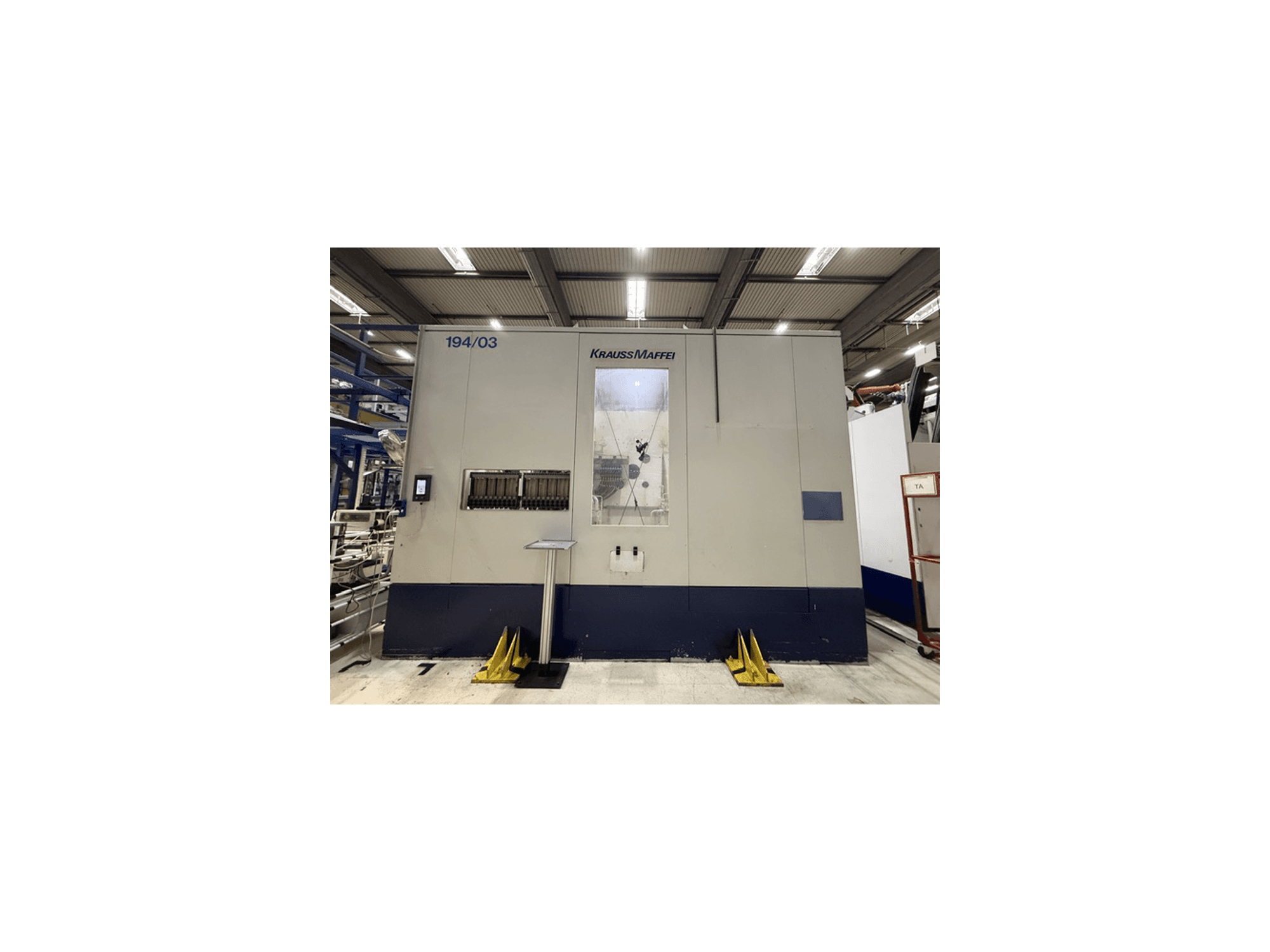 Máquina de moldeo por inyección hidráulica Krauss Maffei 4000-24500 MC; vista frontal en la que se aprecian el panel de control y la zona de trabajo.