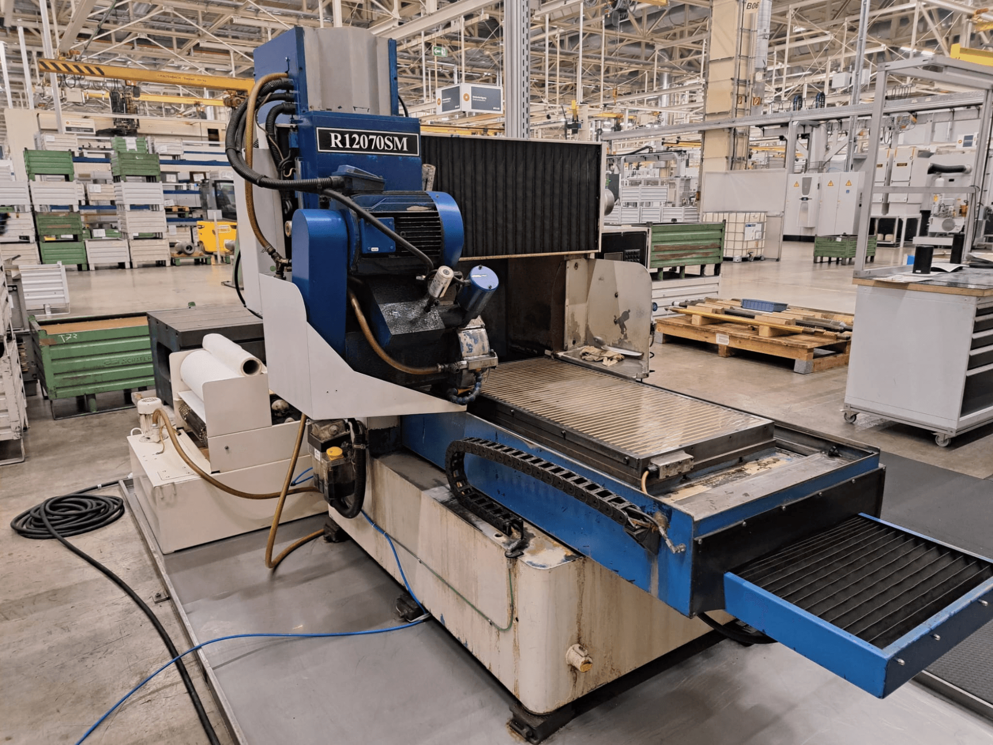 Rectificadora plana LGB R12070SM en un entorno industrial, vista desde delante, en la que se aprecian sus características operativas y su disposición.