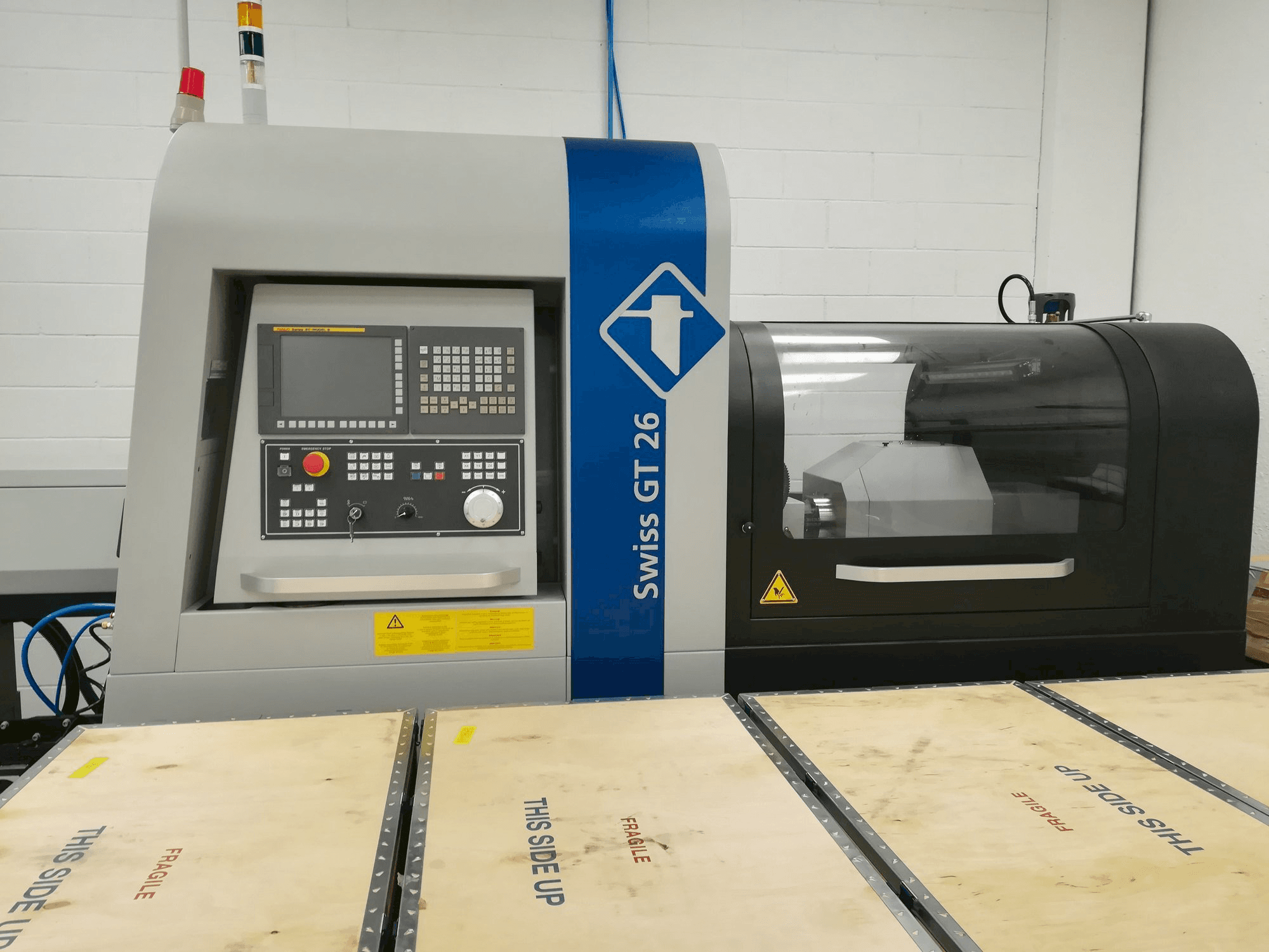 Vista frontal de la máquina Swiss GT 26