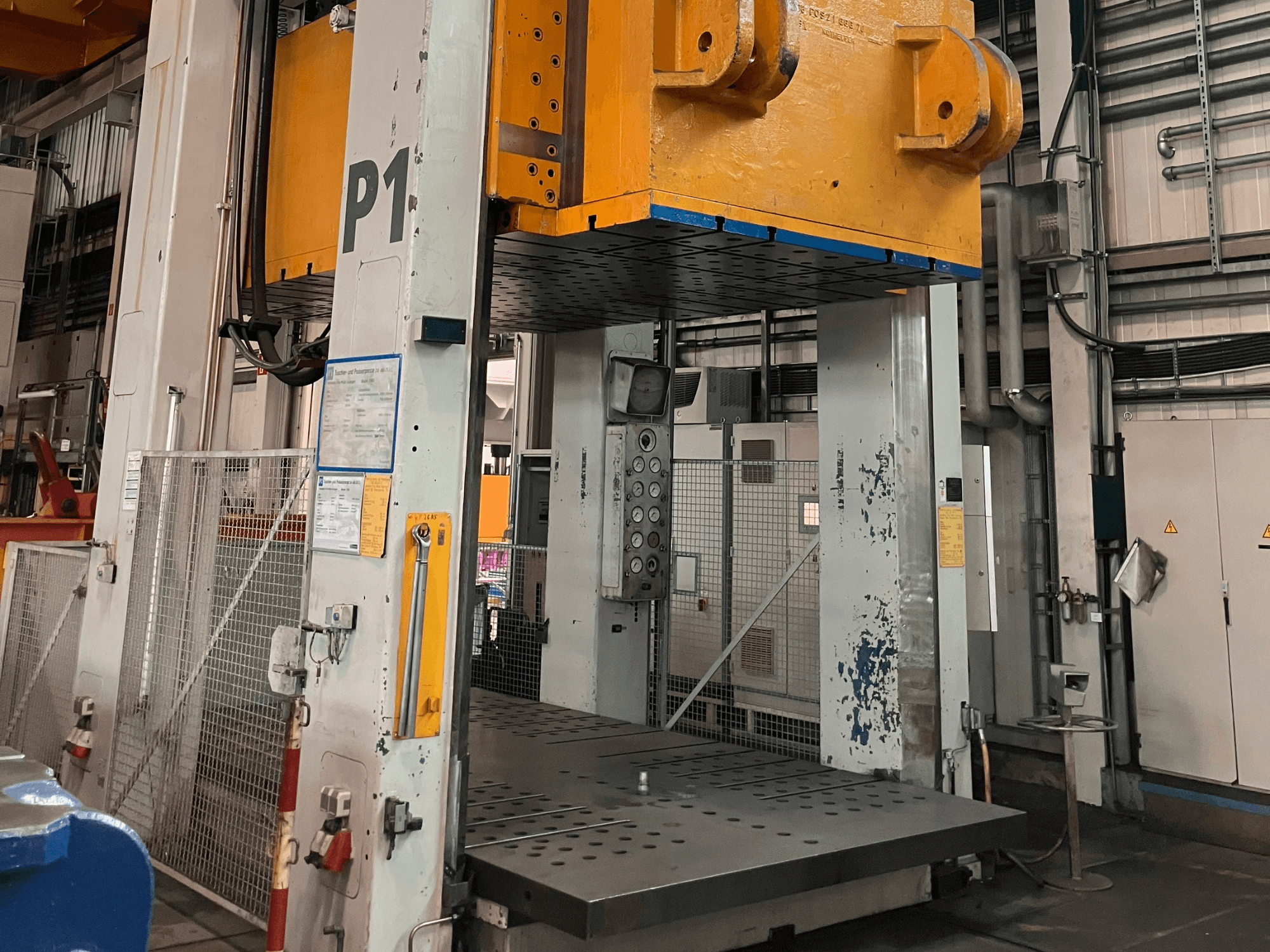 Prensa hidráulica FRITZ MULLER ZAE 400-25.1.1, vista frontal, en la que se aprecian el panel de control y la amplia plataforma de prensado en un entorno industrial.