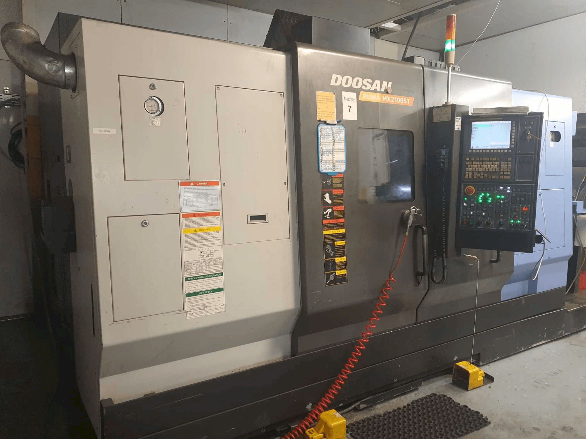 Vista frontal de la máquina Doosan Puma MX2100ST