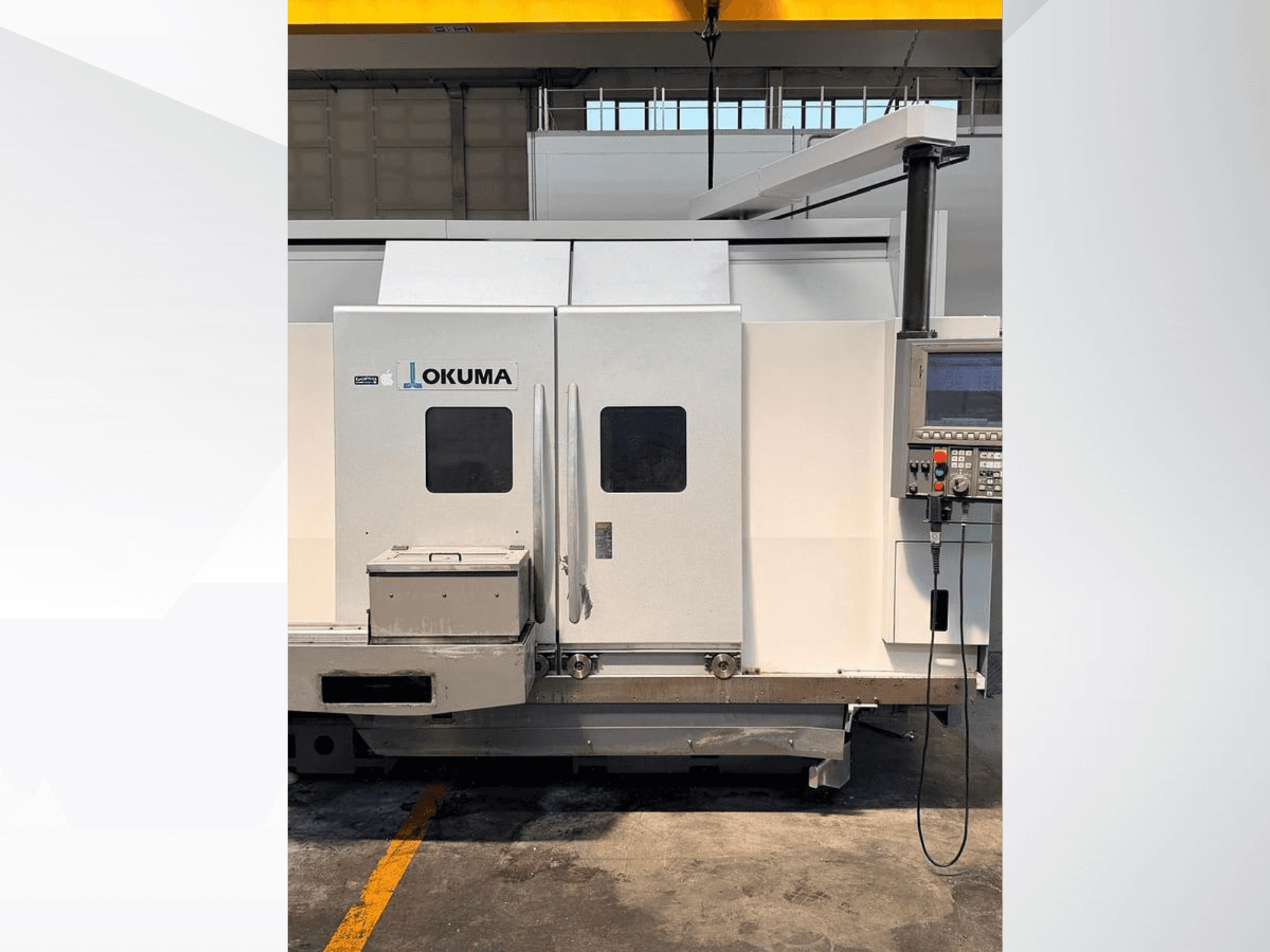 Torno horizontal Okuma LB 3000 EX MYW 800, vista lateral, en la que se aprecian el panel de control y las puertas de acceso.