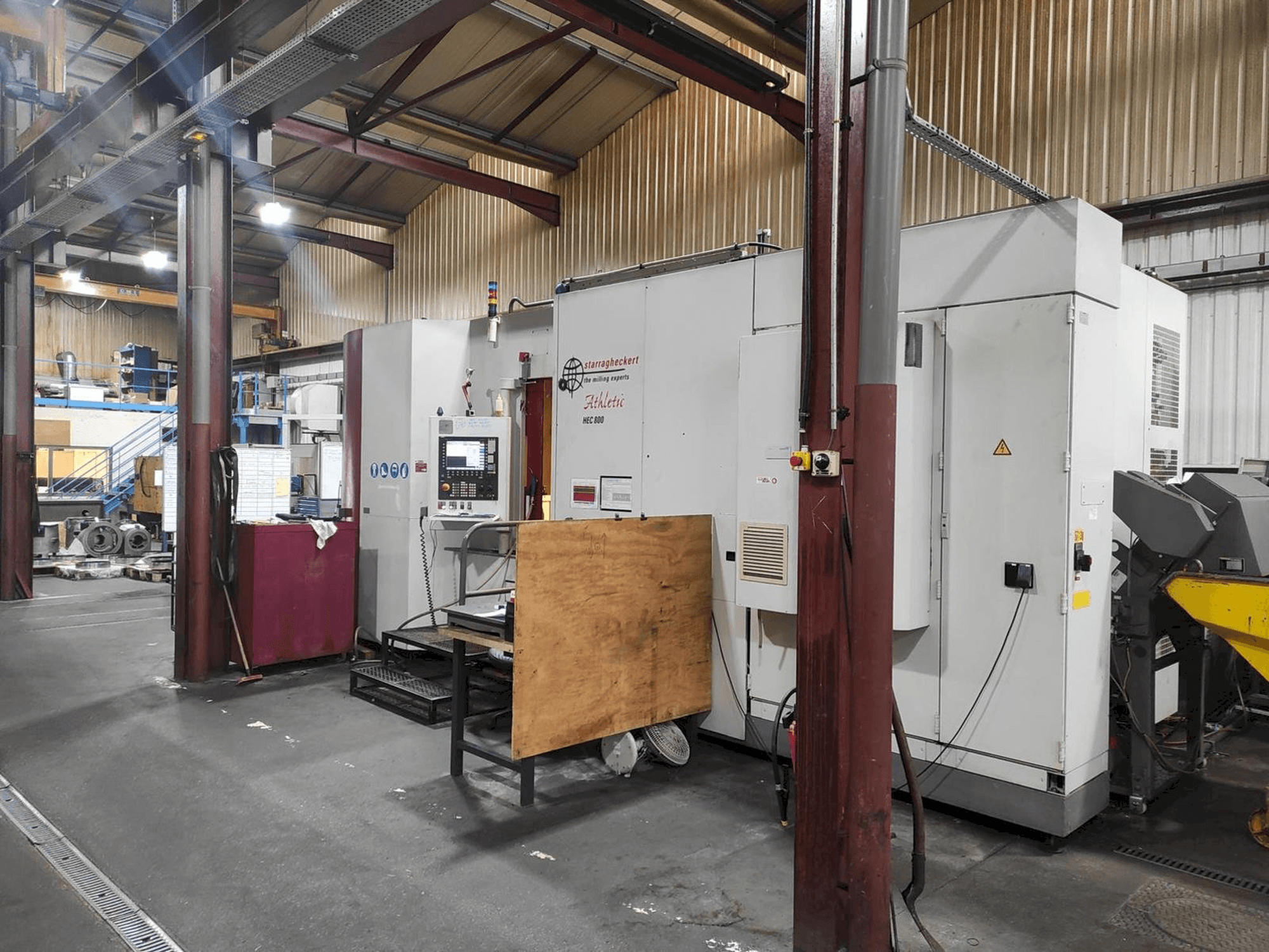 Vista frontal de la máquina Starrag HEC 800 - 5 AXES