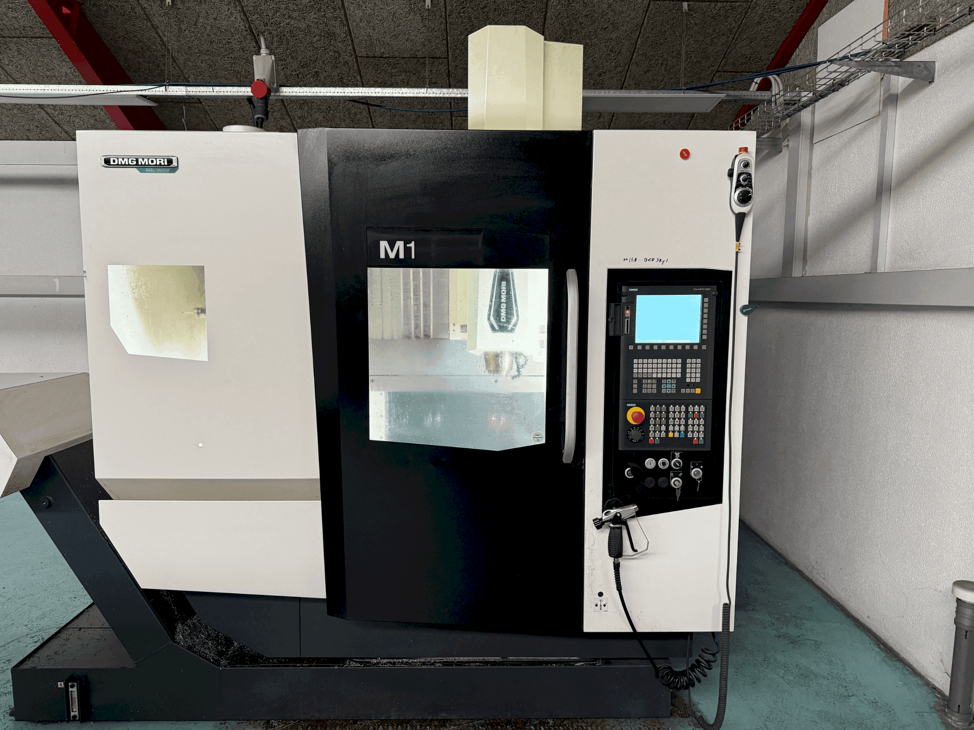 Vista frontal de la máquina DMG MORI M1 Pro