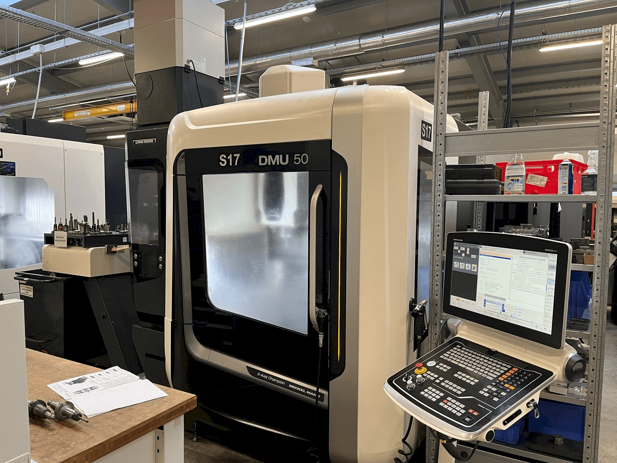 Vista frontal de la máquina DMG MORI DMU 50