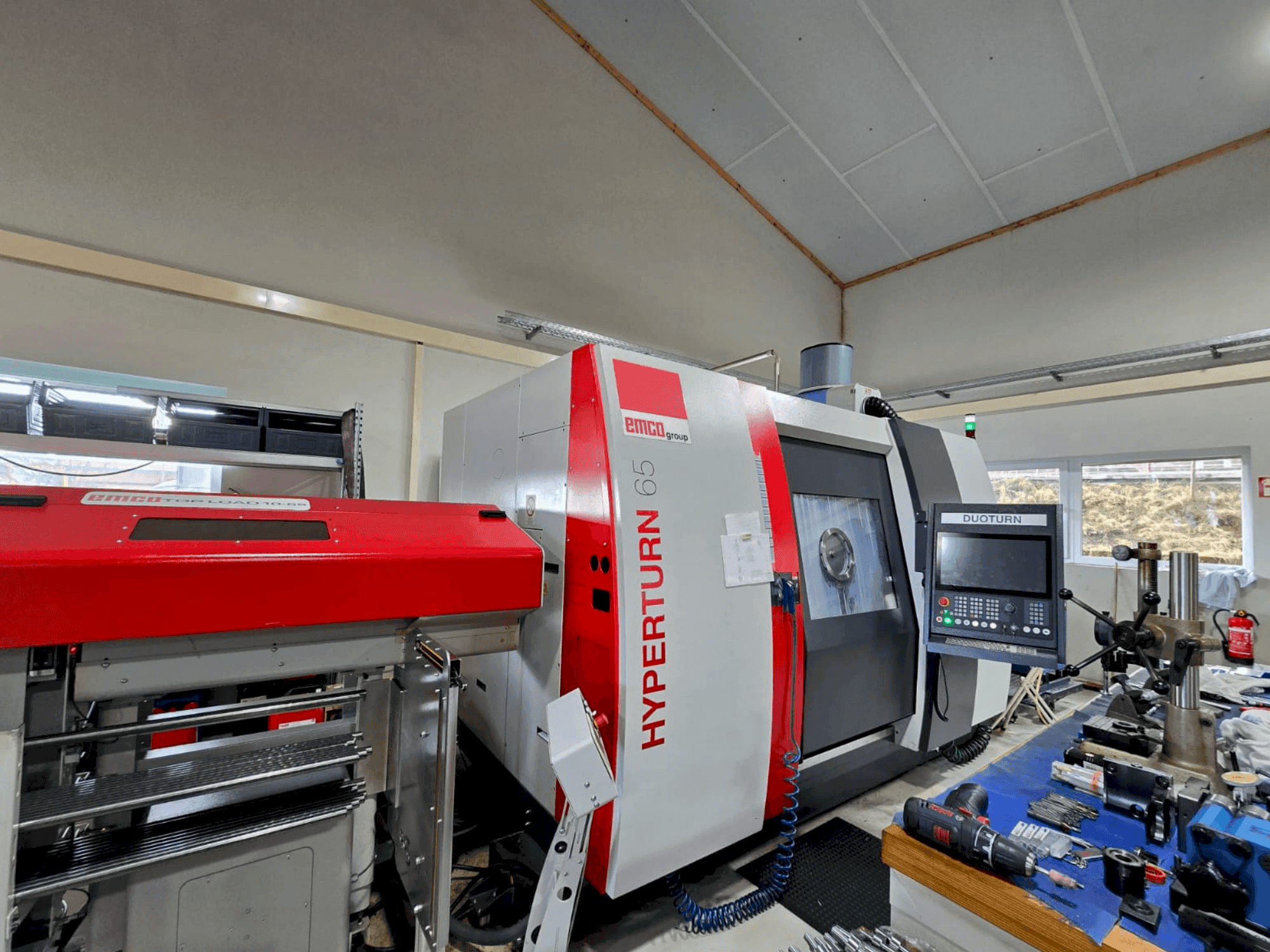 Vista frontal de la máquina EMCO HYPERTURN 65-1300 DUOTURN