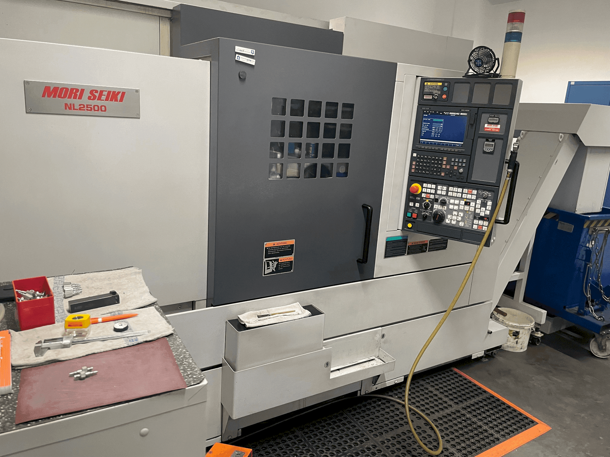 Vista frontal de la máquina MORI SEIKI NL2500Y/700