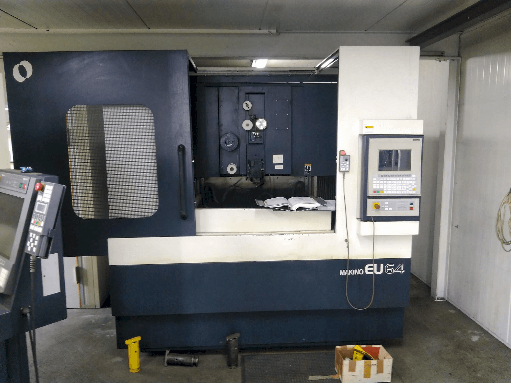 Vista frontal de la máquina Makino EU64