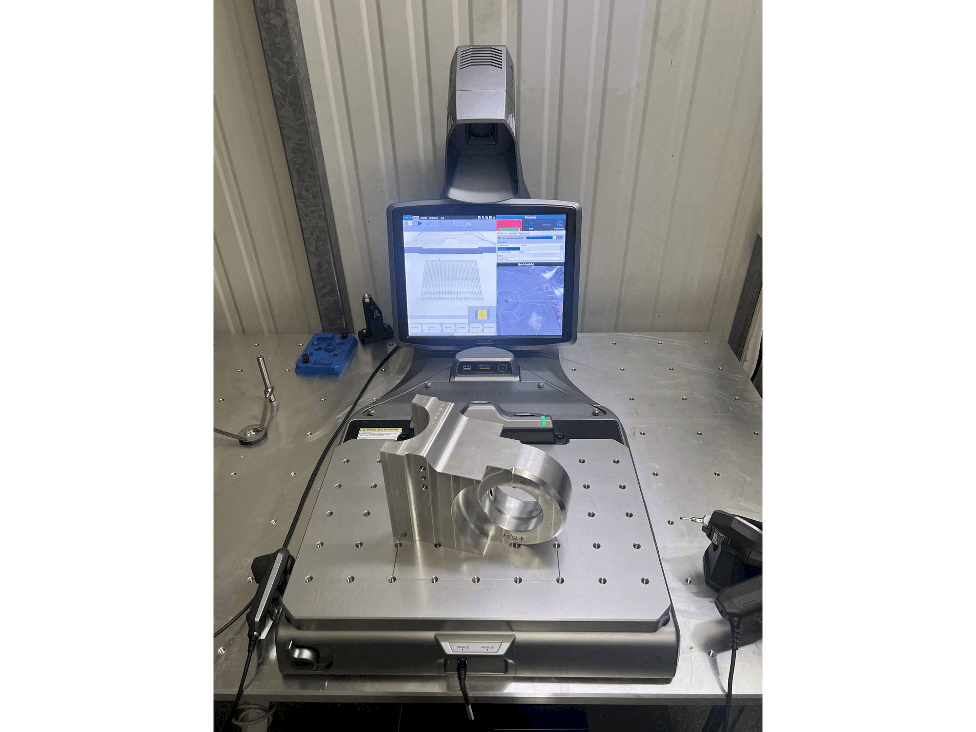 Vista frontal de la máquina KEYENCE XM-C1000