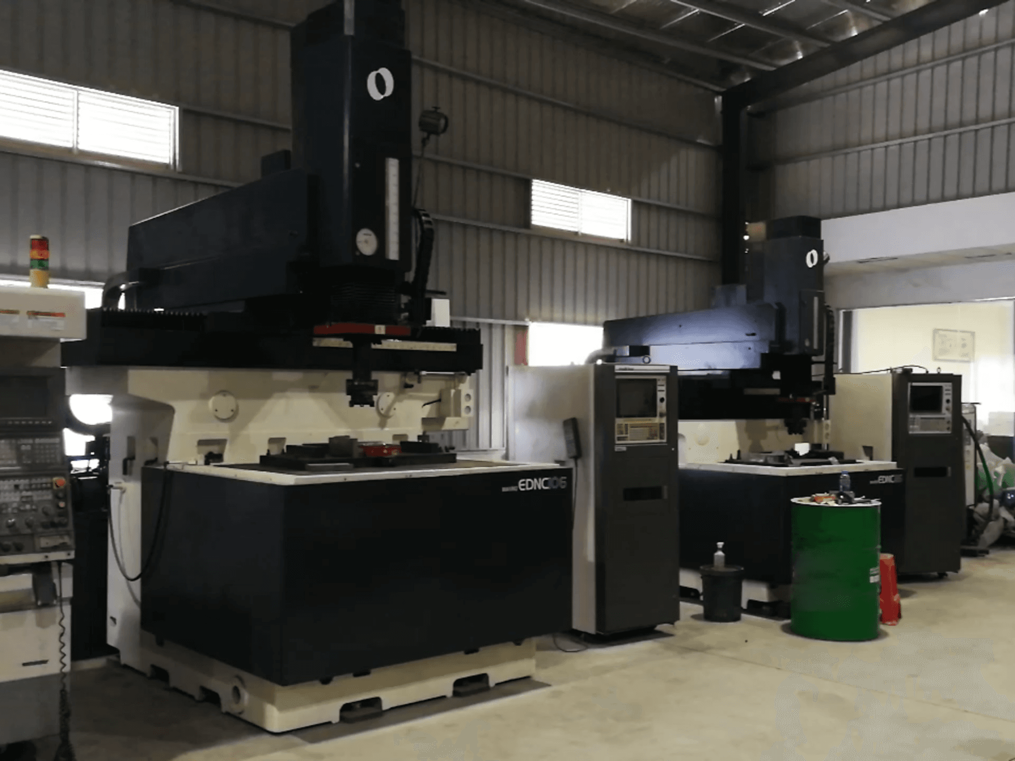 Vista derecha de la máquina Makino EDNC106