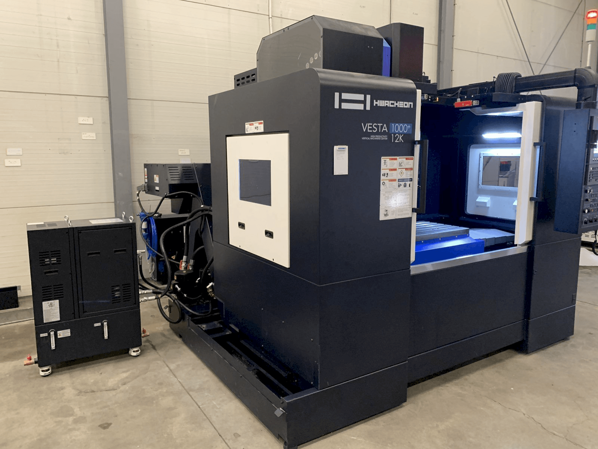 Vista frontal de la máquina HWACHEON VESTA-1000+