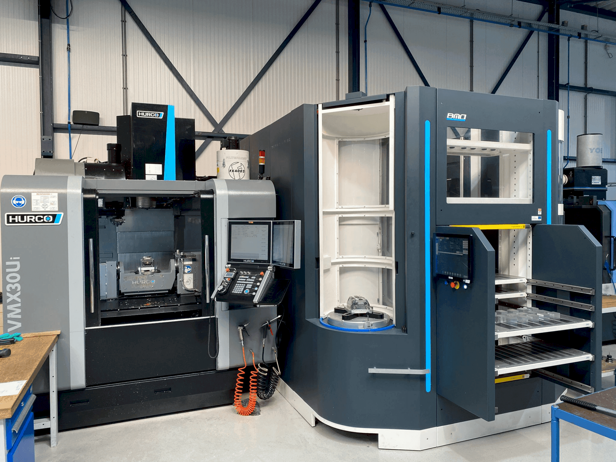Vista frontal de la máquina Hurco VMX30Ui + BMO Automation Titanium 50