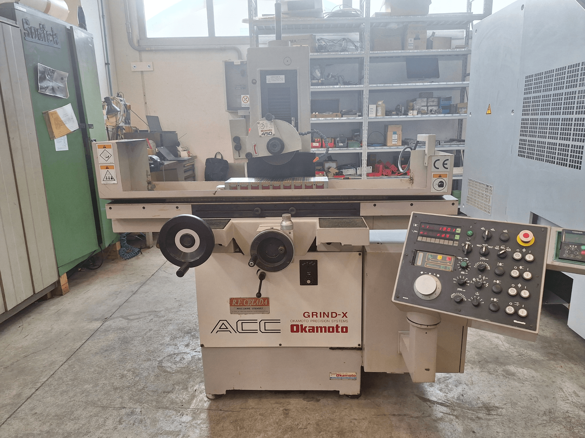 Rectificadora de superficies Okamoto ACC Grind-X, vista frontal, con panel de control con diales y botones, adecuada para el rectificado de precisión.