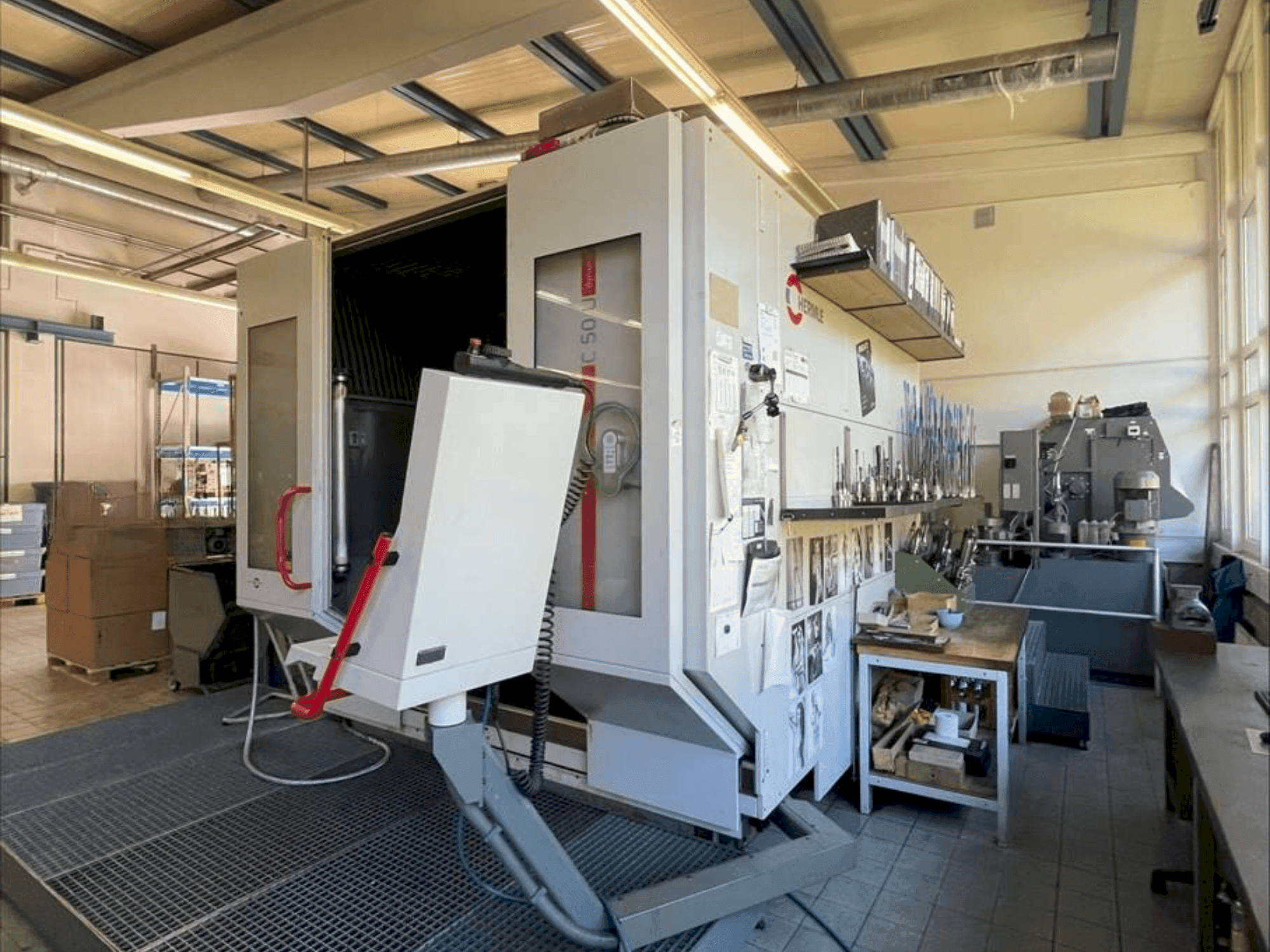 Vista frontal de la máquina HERMLE C50U