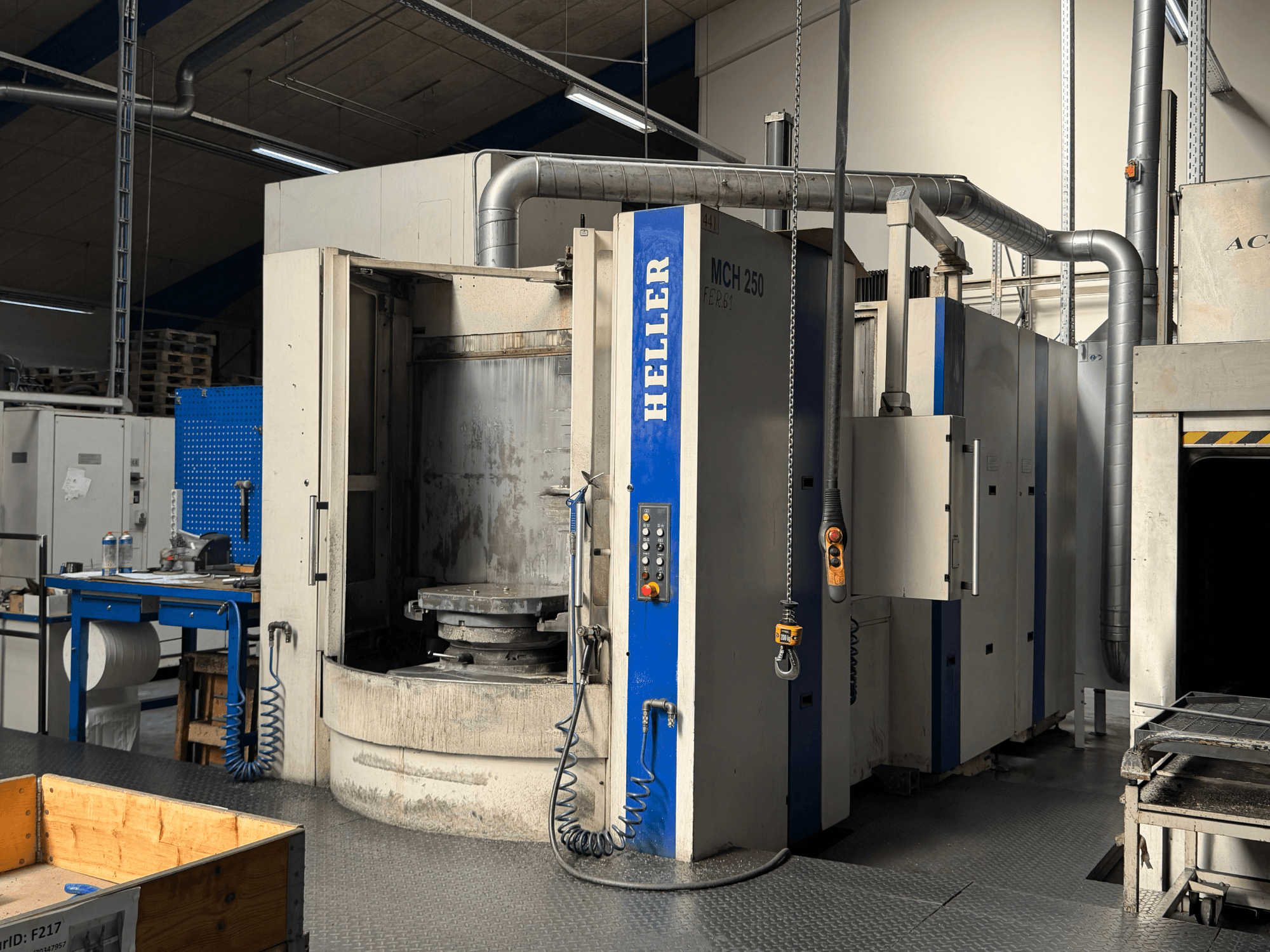 Vista frontal del centro de mecanizado horizontal HELLER MCH 250 con panel de control, gran mesa giratoria y entorno industrial.