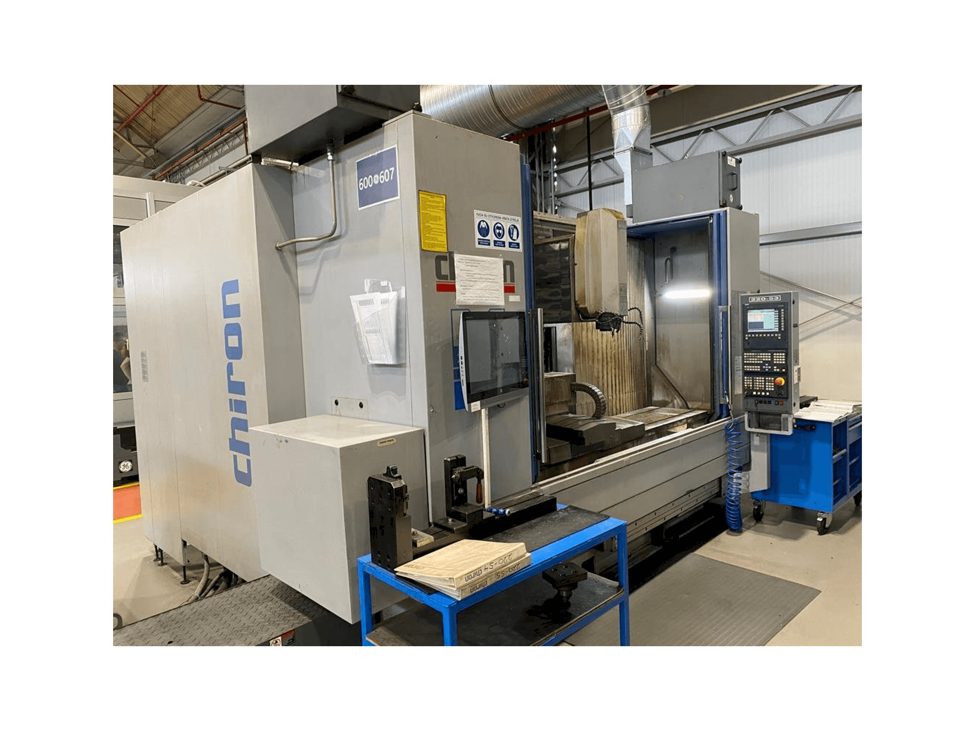 Vista frontal de la máquina CHIRON MILL 2000