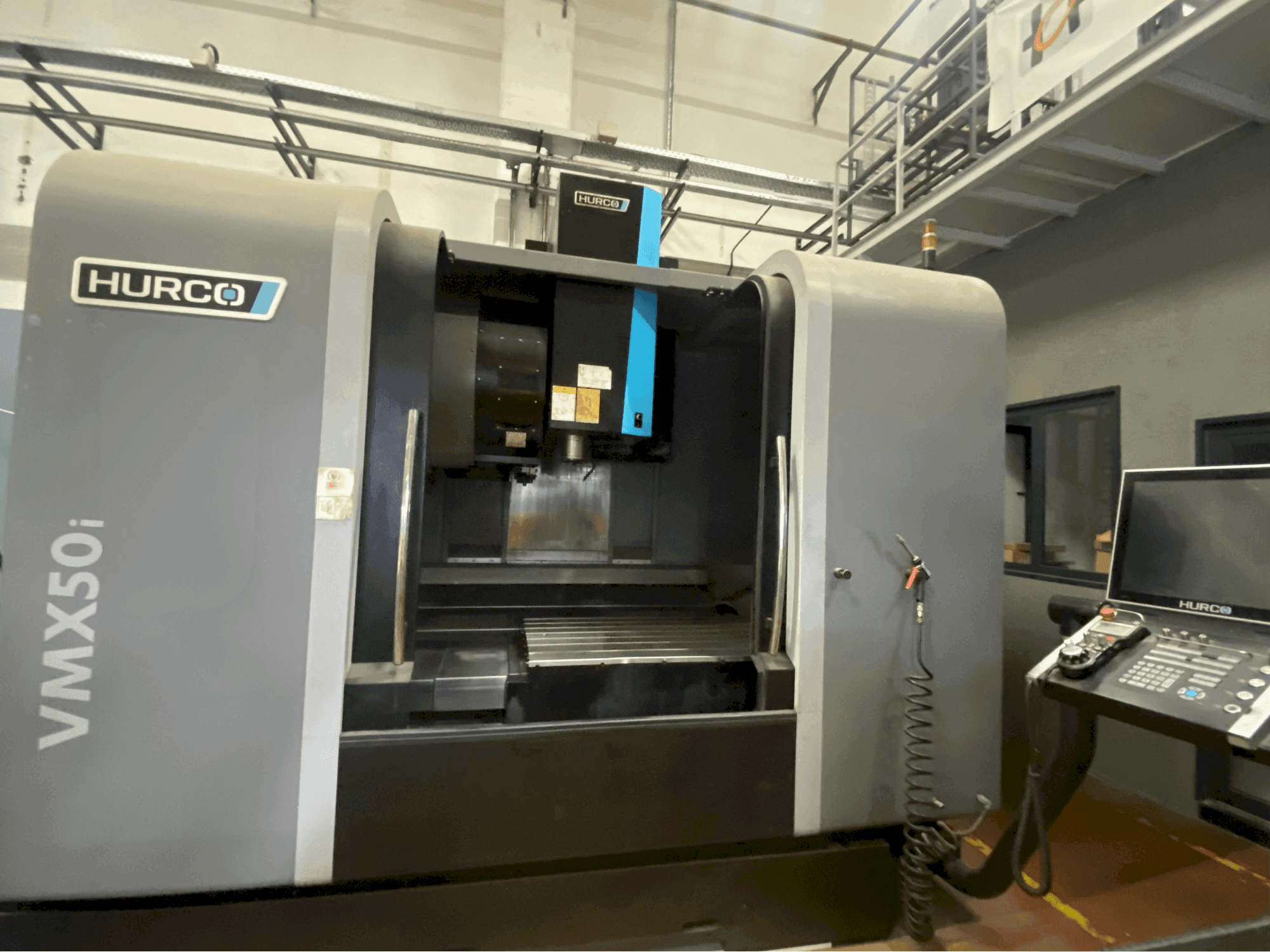 Vista frontal de la máquina Hurco VMX50i