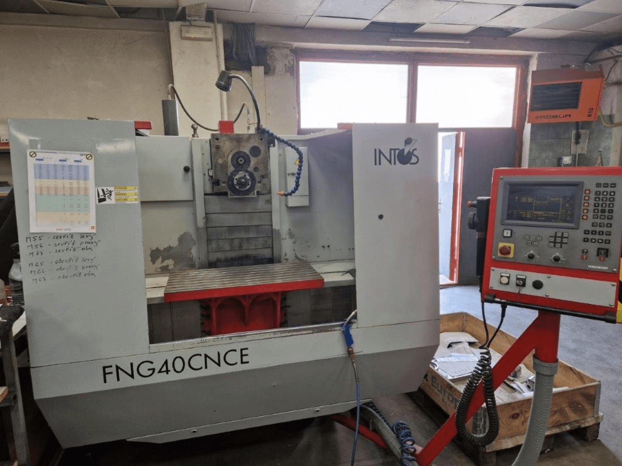 Máquina INTOS FNG40CNC, vista frontal, cuenta con panel de control, partes operativas y mesa de trabajo metálica. Ideal para el mecanizado.