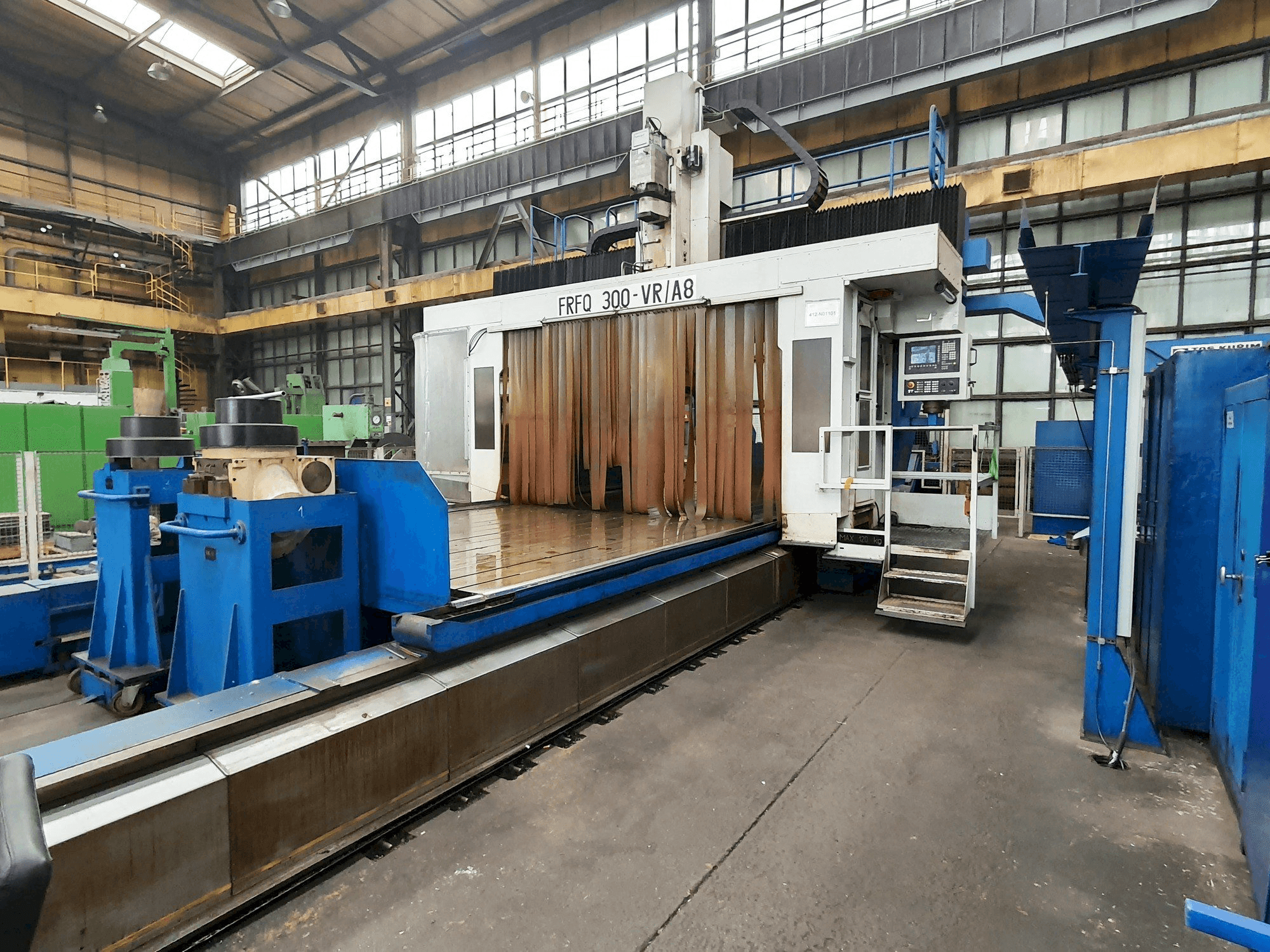 Vista frontal de la máquina Tos KURZIM FRFQ 300-VK/A8 CNC