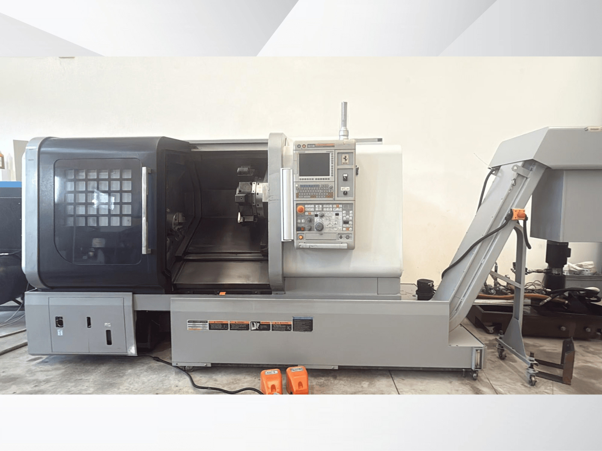 Torno horizontal MORI SEIKI NLX 2500M en vista frontal, en la que se aprecian el panel de control y el acceso libre para el mecanizado.