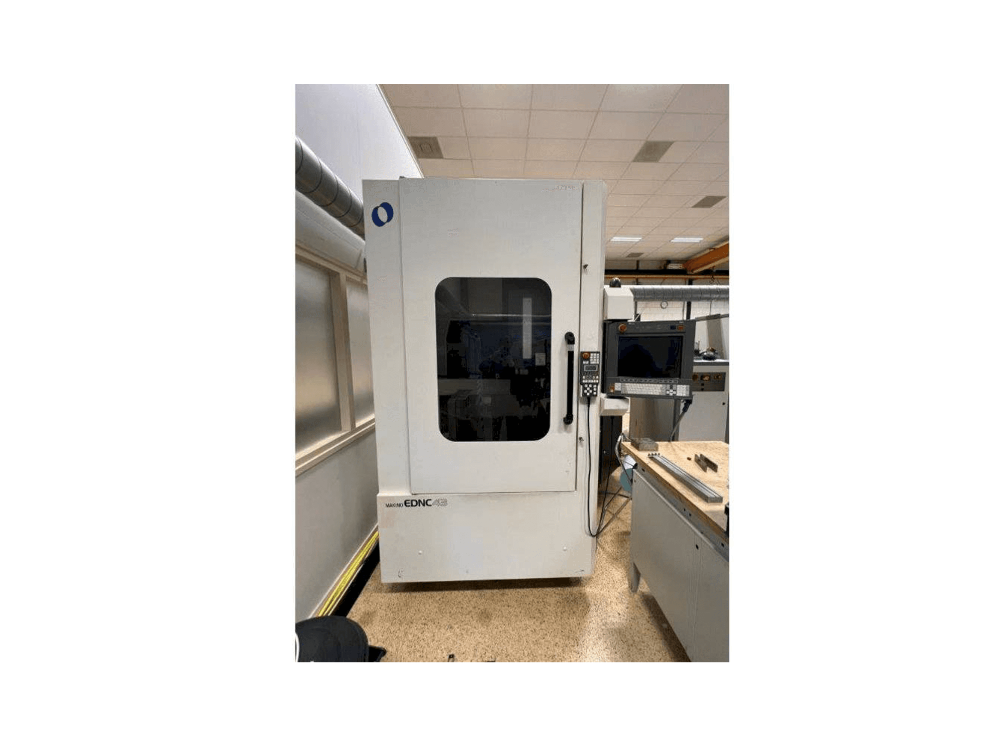 Vista frontal de la máquina Makino EDNC 43