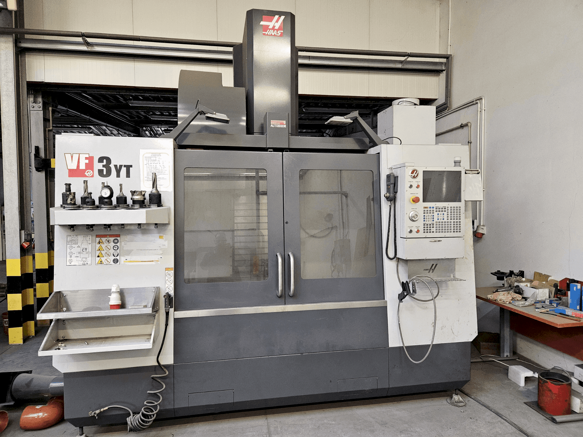 Vista frontal de la máquina HAAS VF-3YT/50