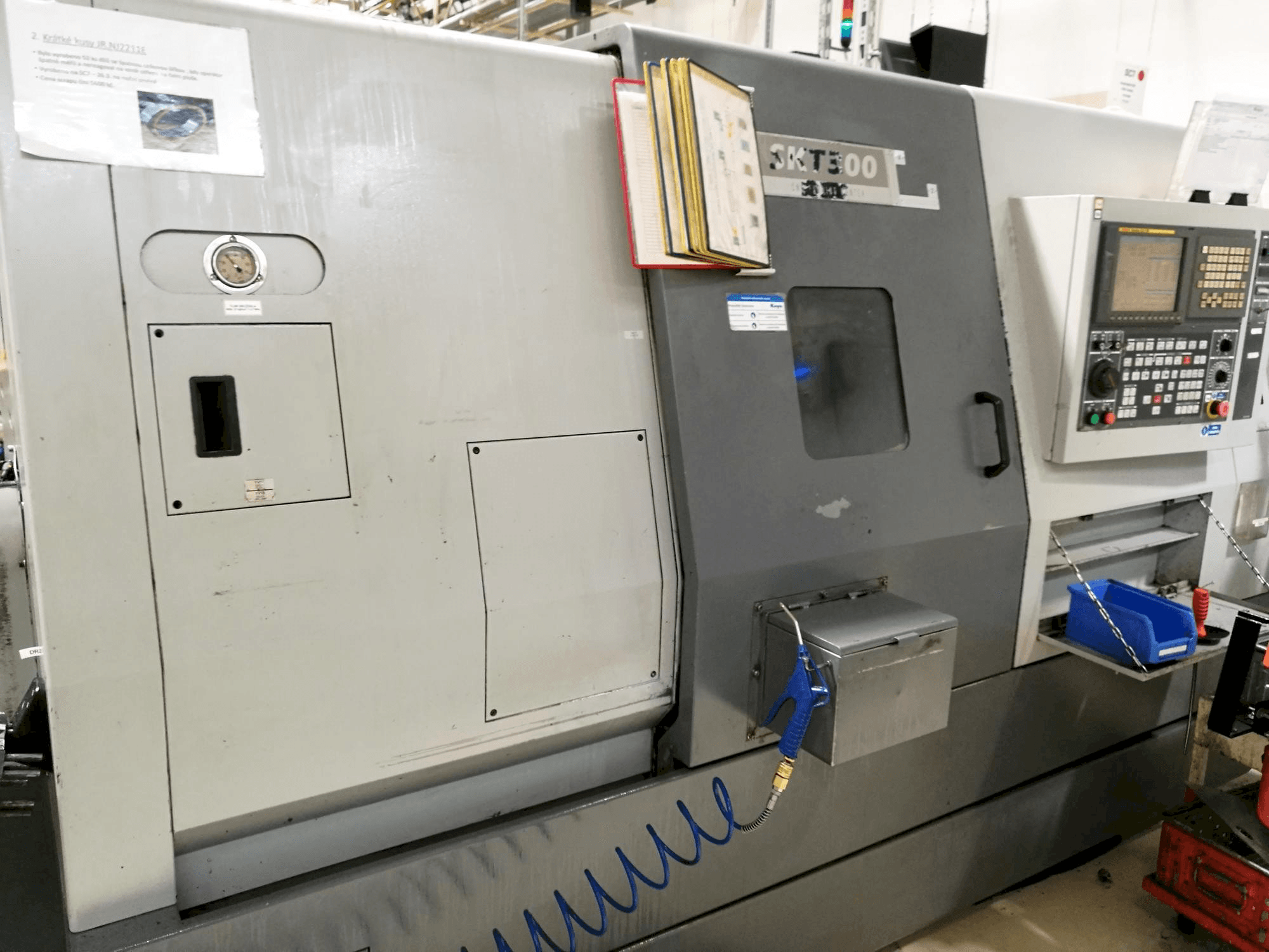 Vista frontal de la máquina Hyundai Kia SKT 300