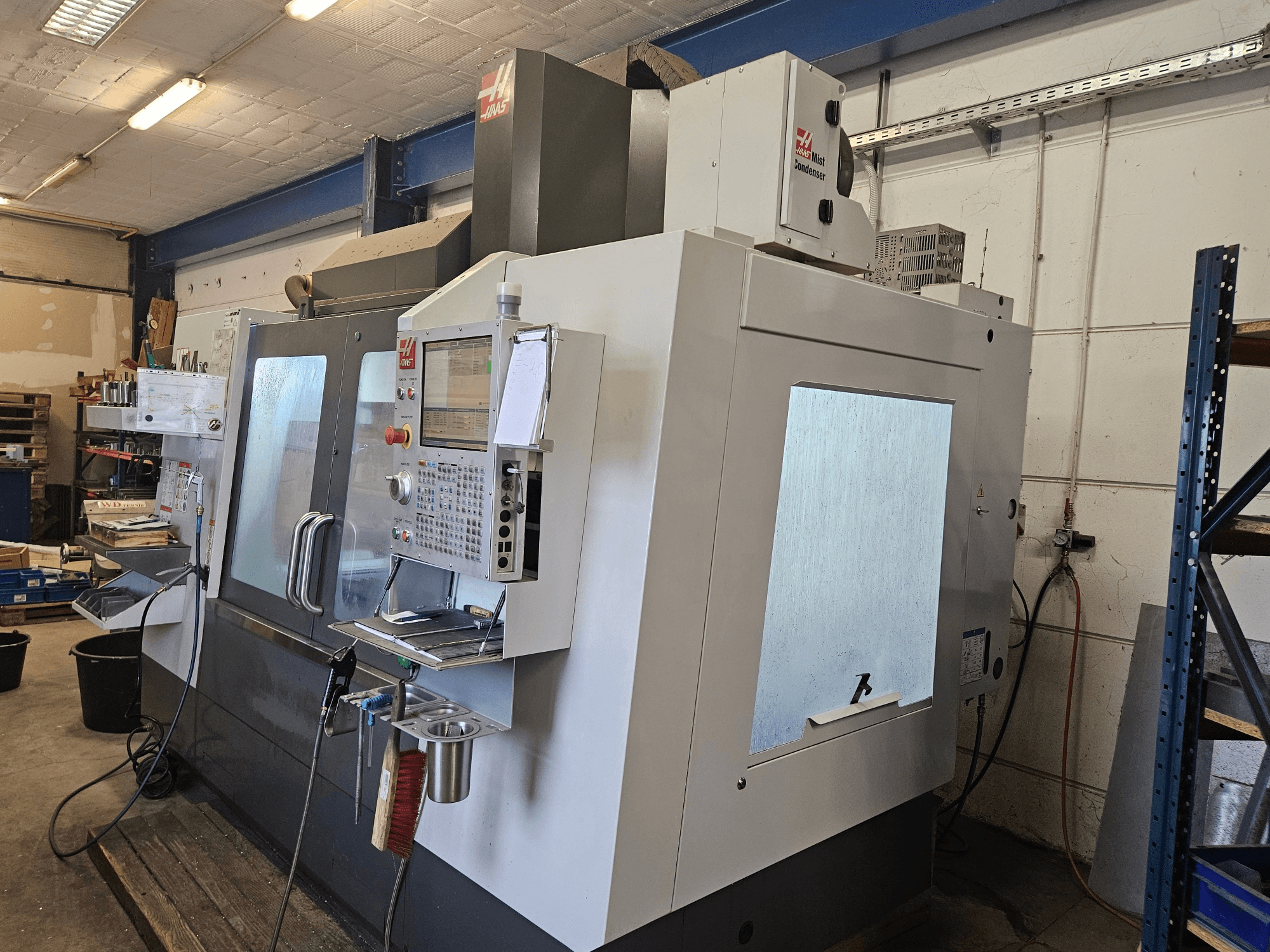 Centro de mecanizado vertical HAAS VF-4SS en vista frontal, con un panel de control y amplias ventanas de visualización.