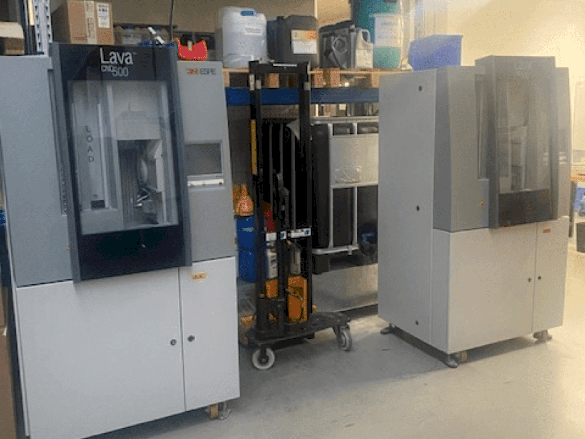 Vista frontal de la máquina ESPE LAVA CNC 500