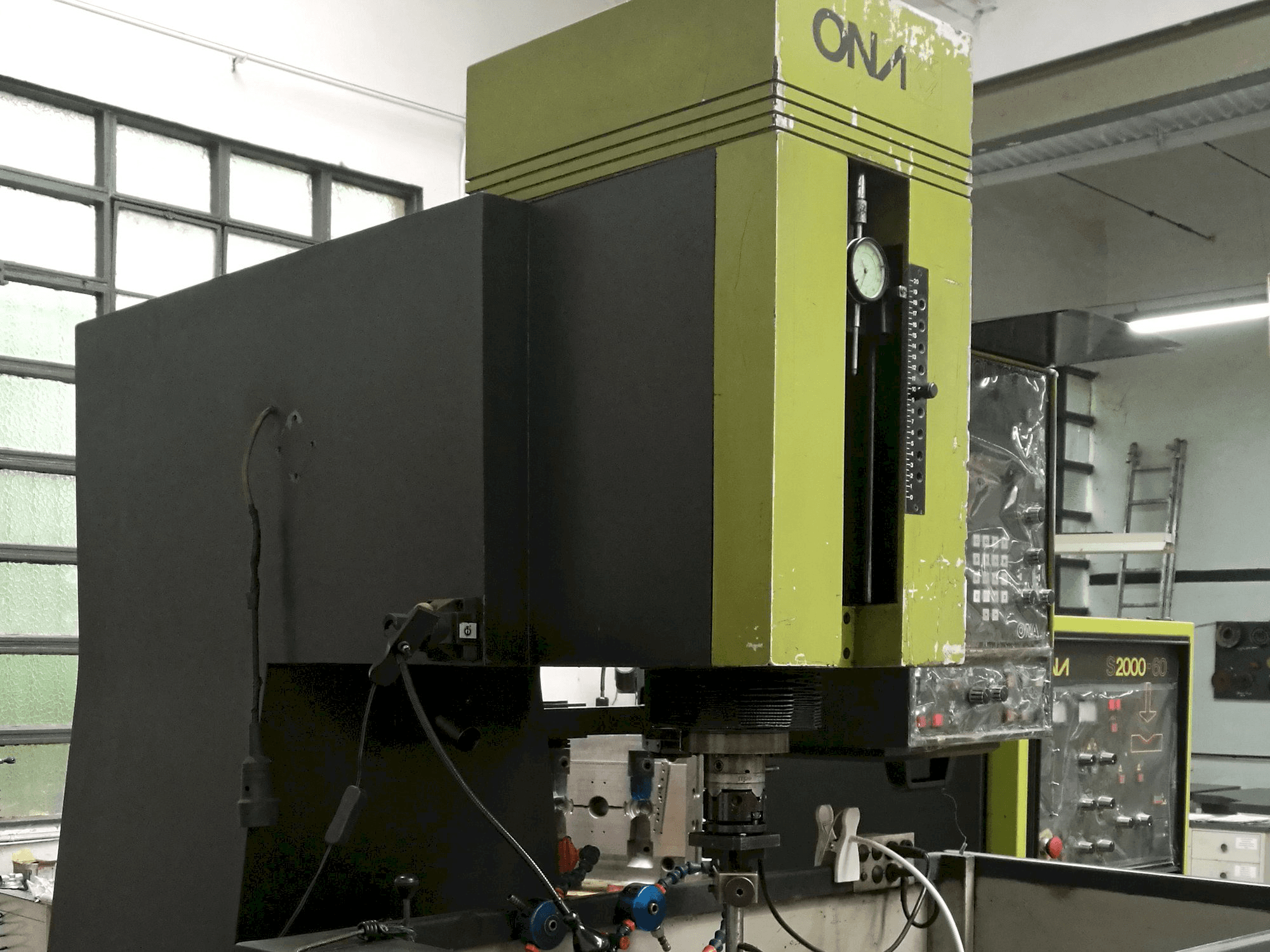 Vista izquierda de la máquina ONA IN 260