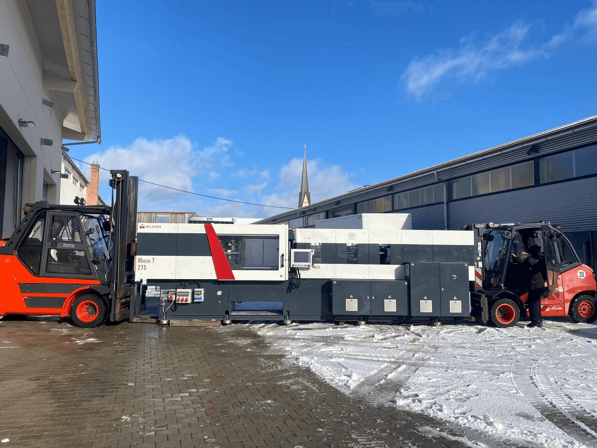 Vista frontal de la máquina Milacron Magna T (MTs) - 275