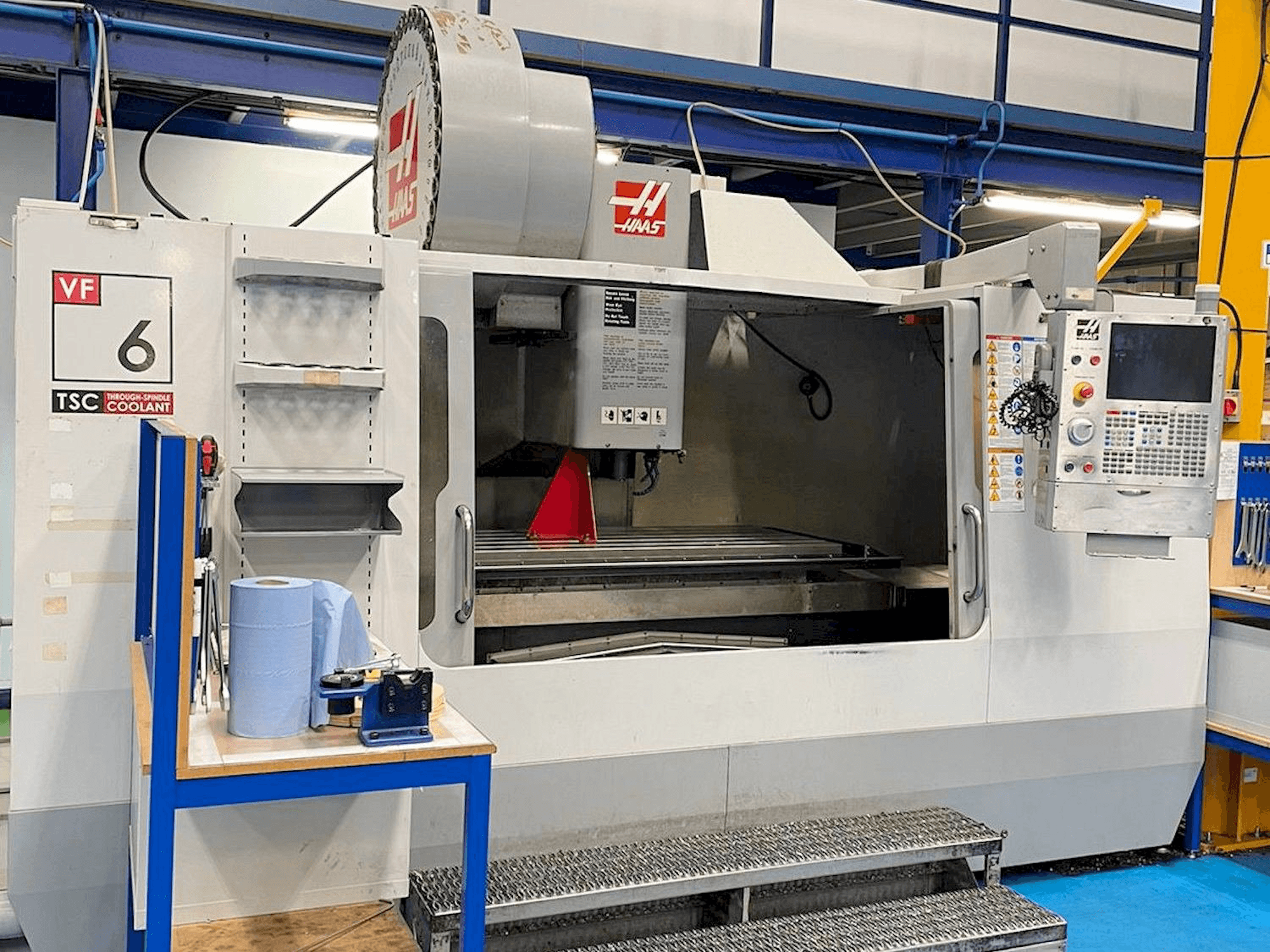 Vista frontal de la máquina HAAS VF-6