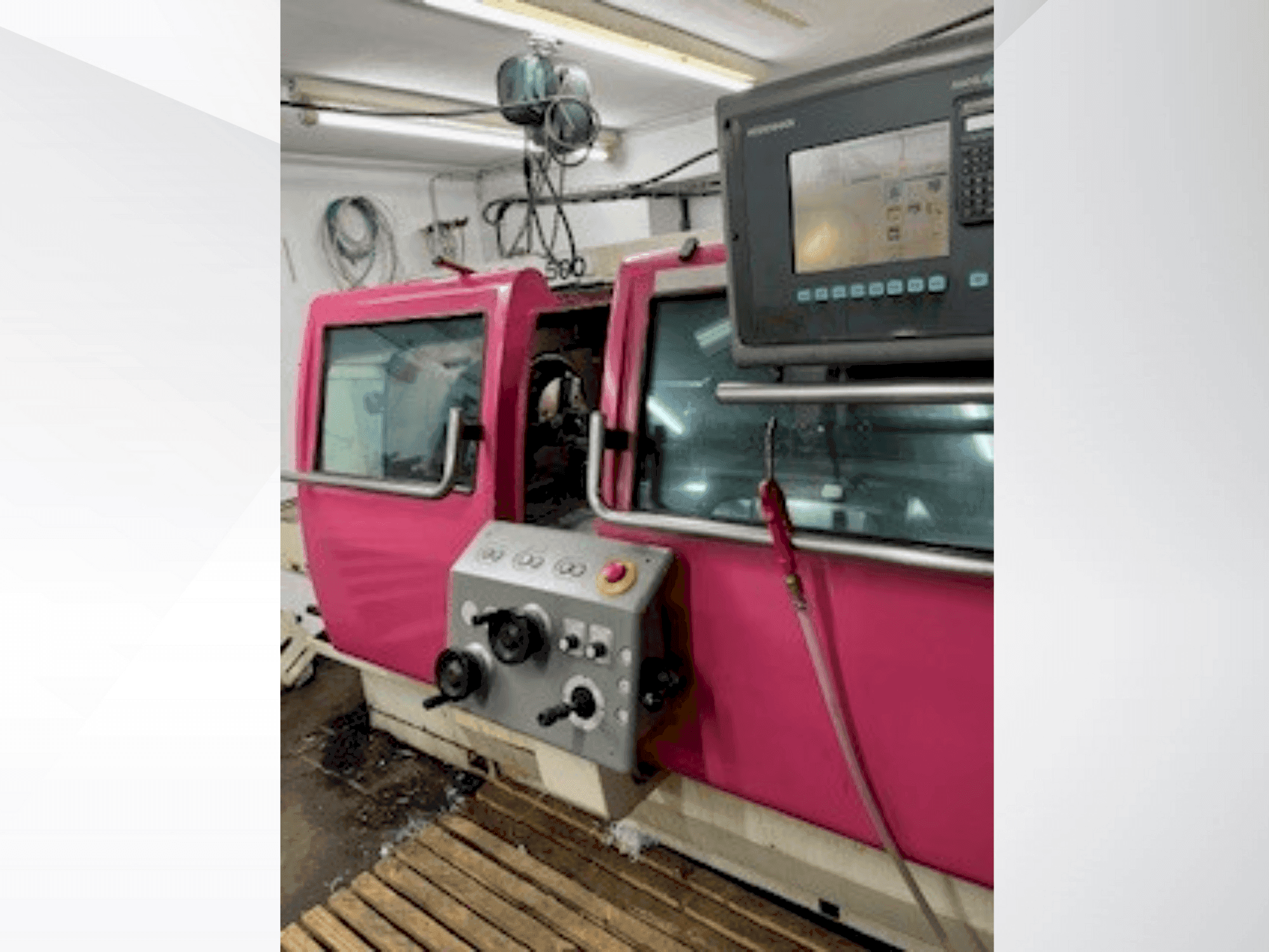 Vista frontal de la máquina Gildemeister NEF Plus 500 (1998)