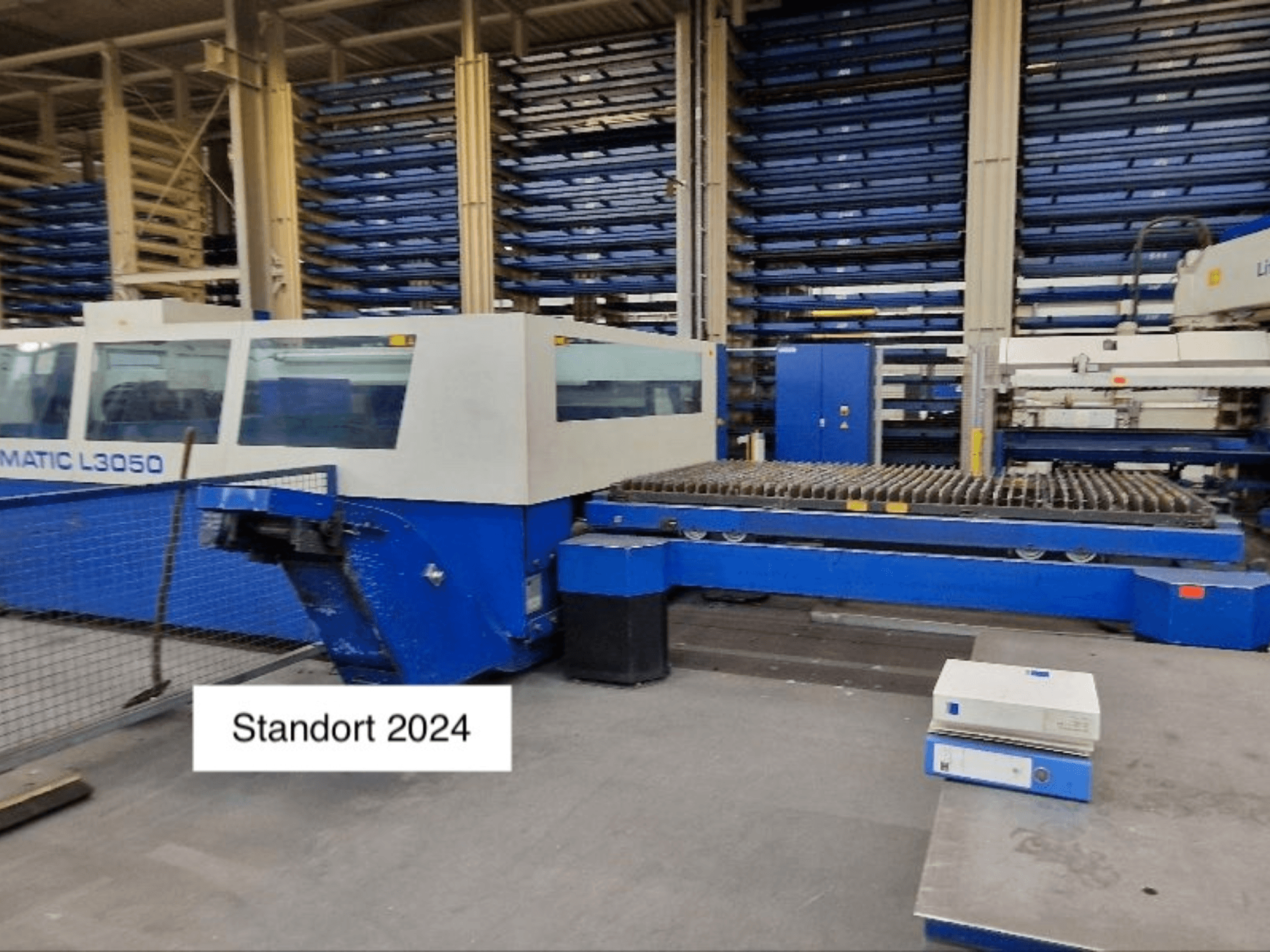 Máquina de corte por láser de CO2 TRUMPF Trumatic L3050 en vista frontal, con una gran bancada de corte y panel de control.