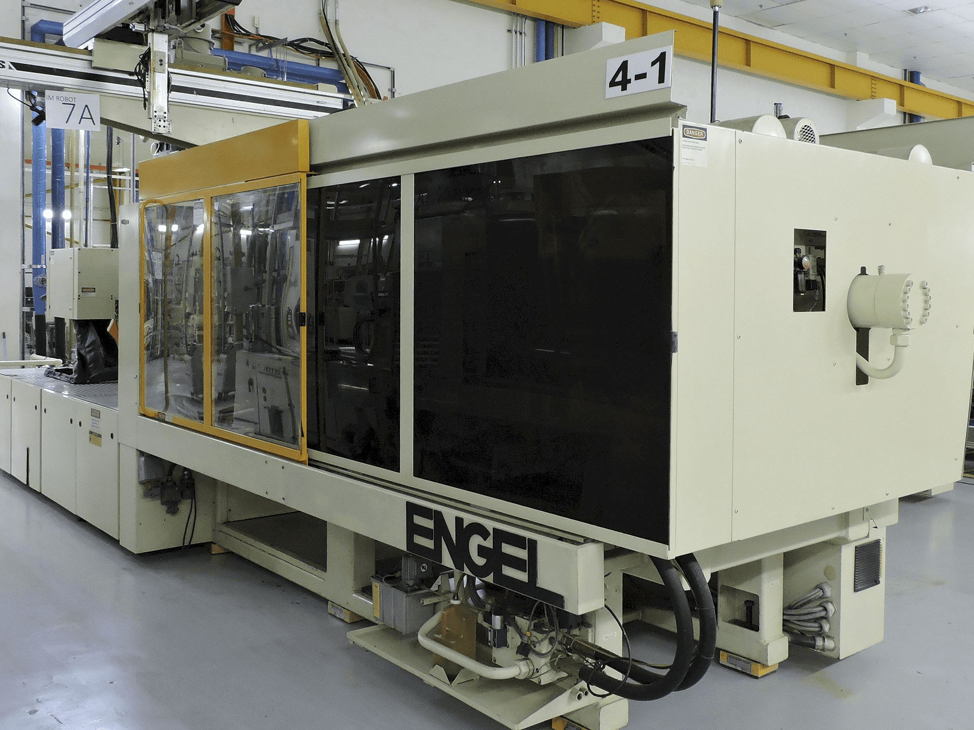 Vista frontal de la máquina ENGEL ES1300/450 BHP