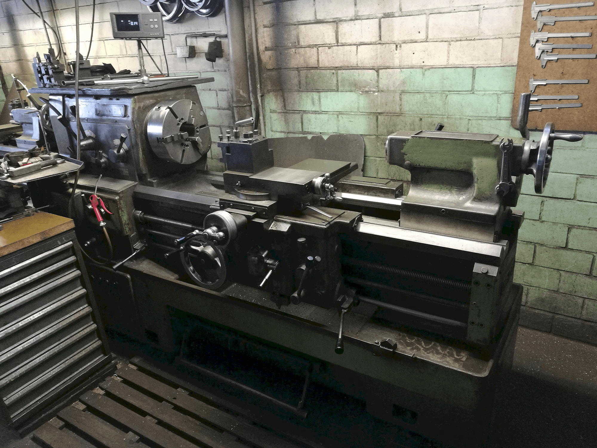 Vista derecha de la máquina MORI SEIKI MR 1000