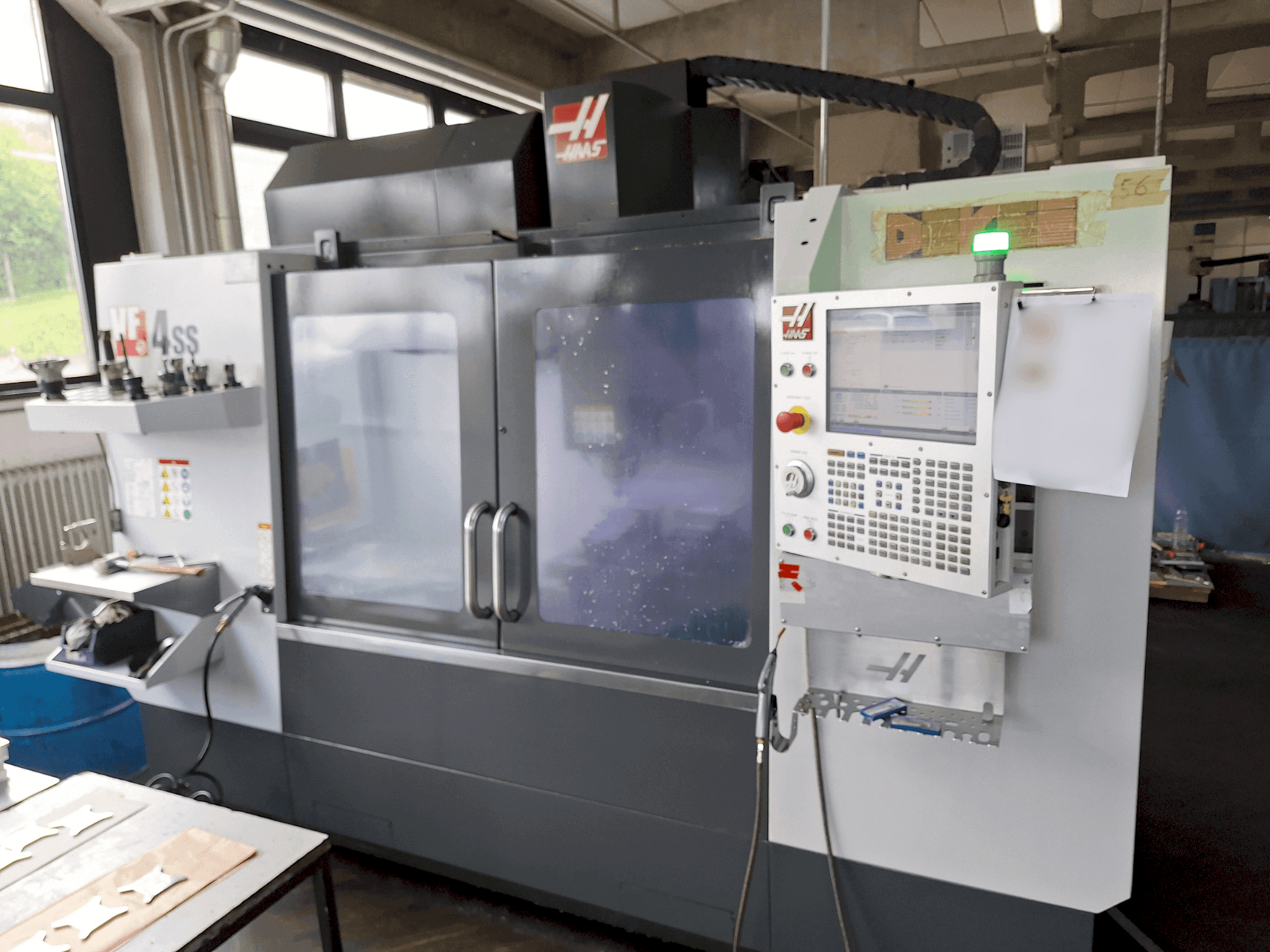 Vista frontal de la máquina HAAS VF-4SS
