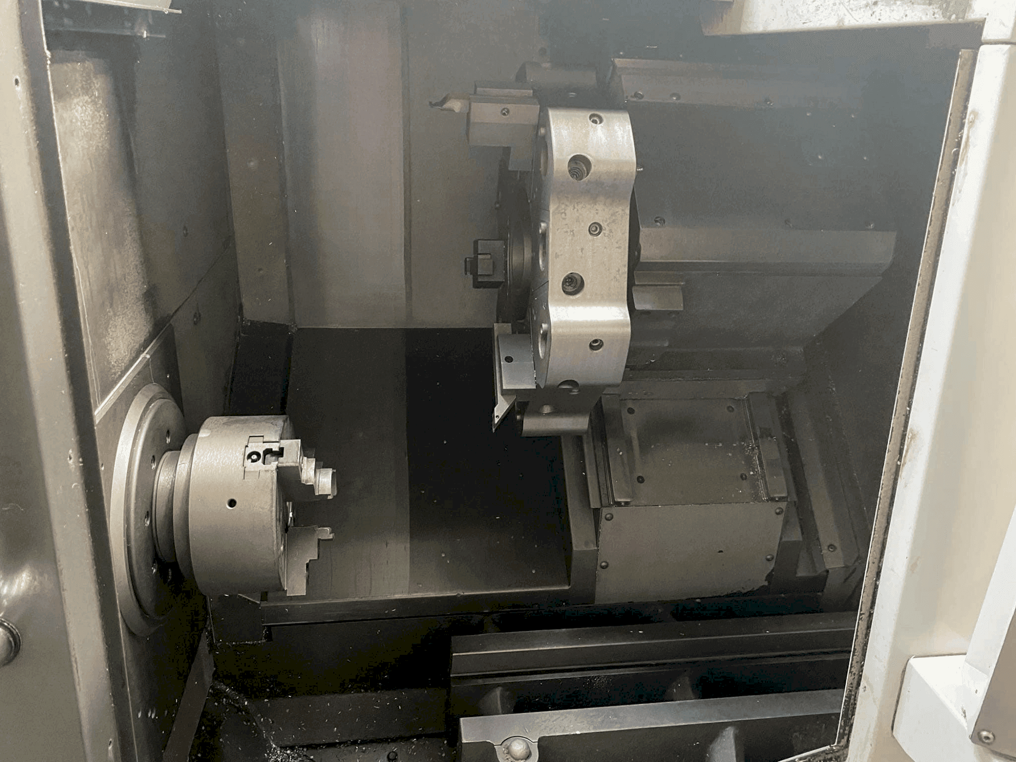 Vista frontal de la máquina HAAS ST-10