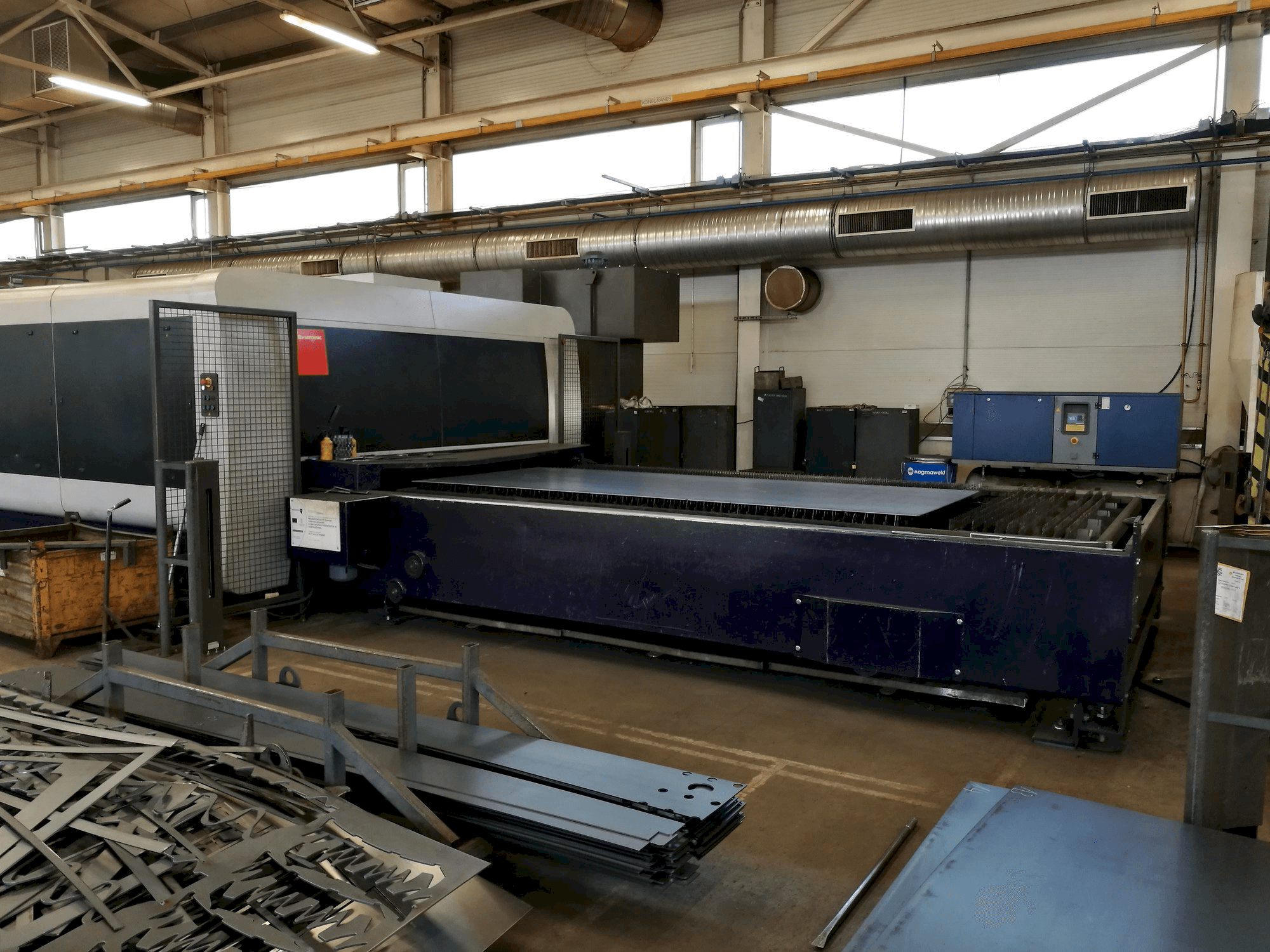 Vista lateral izquierda de la máquina Bystronic BySprint Fiber 4020