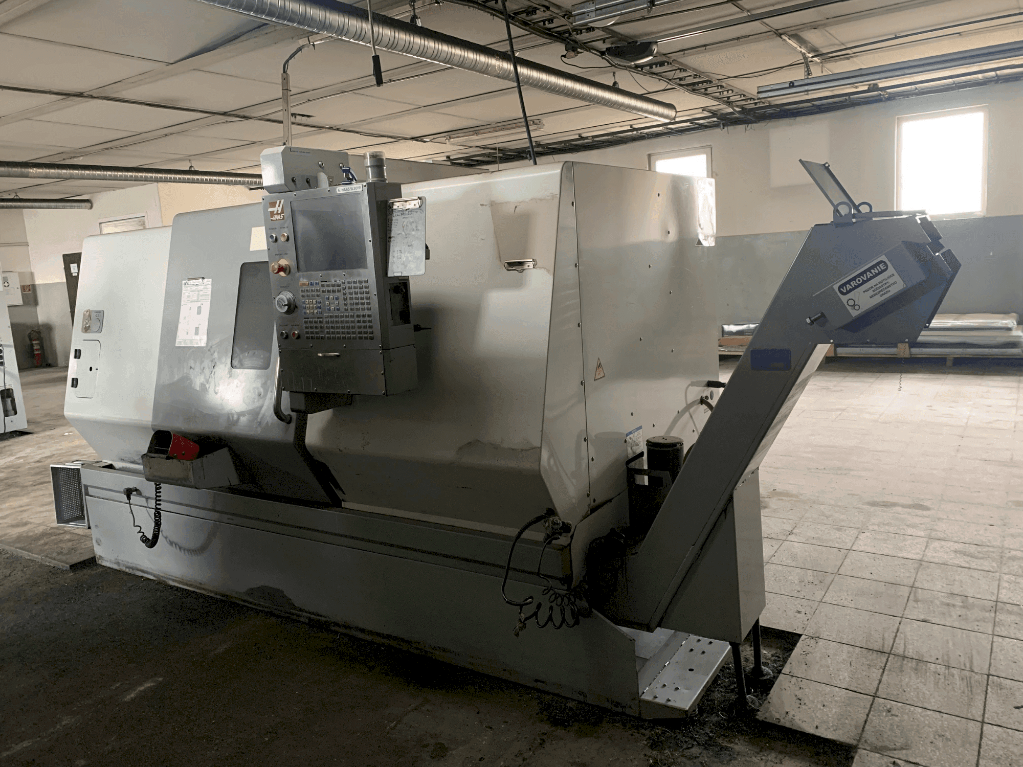 Vista frontal de la máquina HAAS HAAS SL-30HE