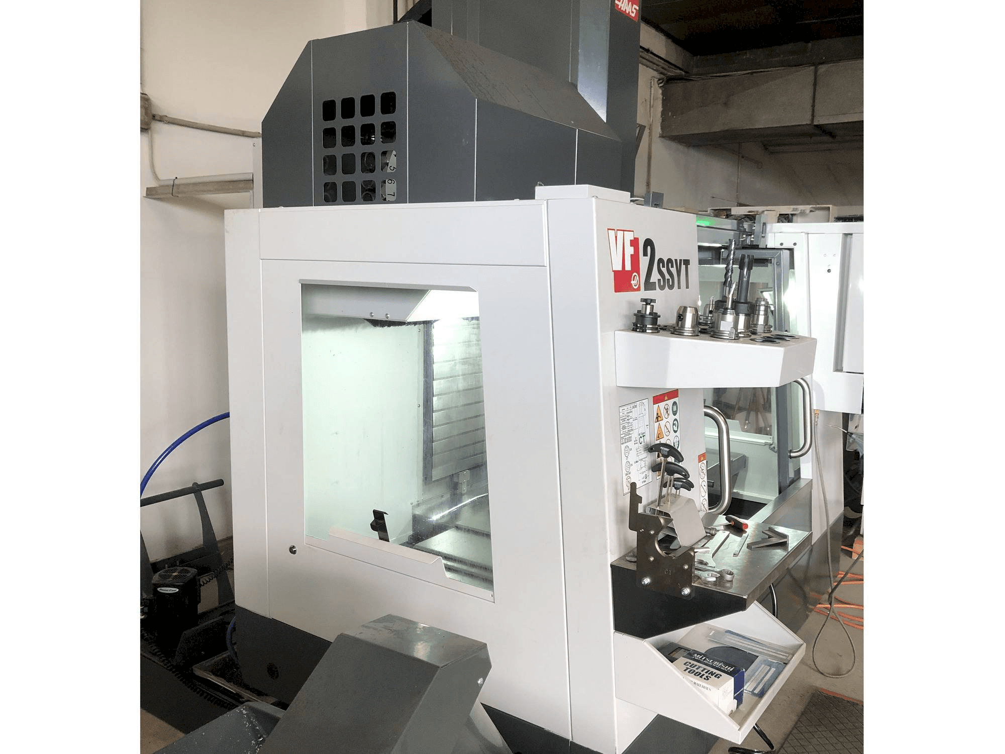 Vista frontal de la máquina HAAS VF-2SSYT
