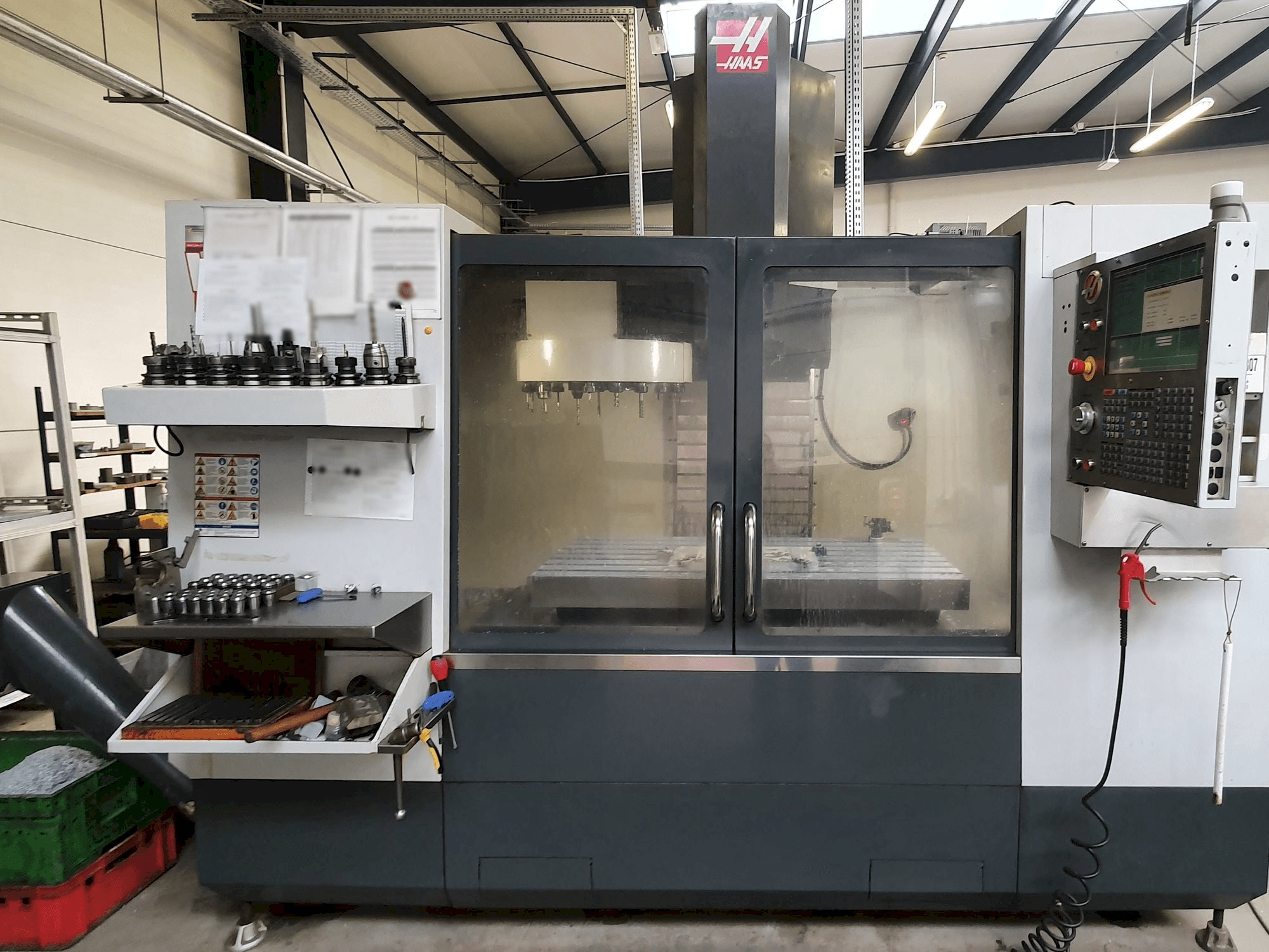 Vista frontal de la máquina HAAS VF-3YT