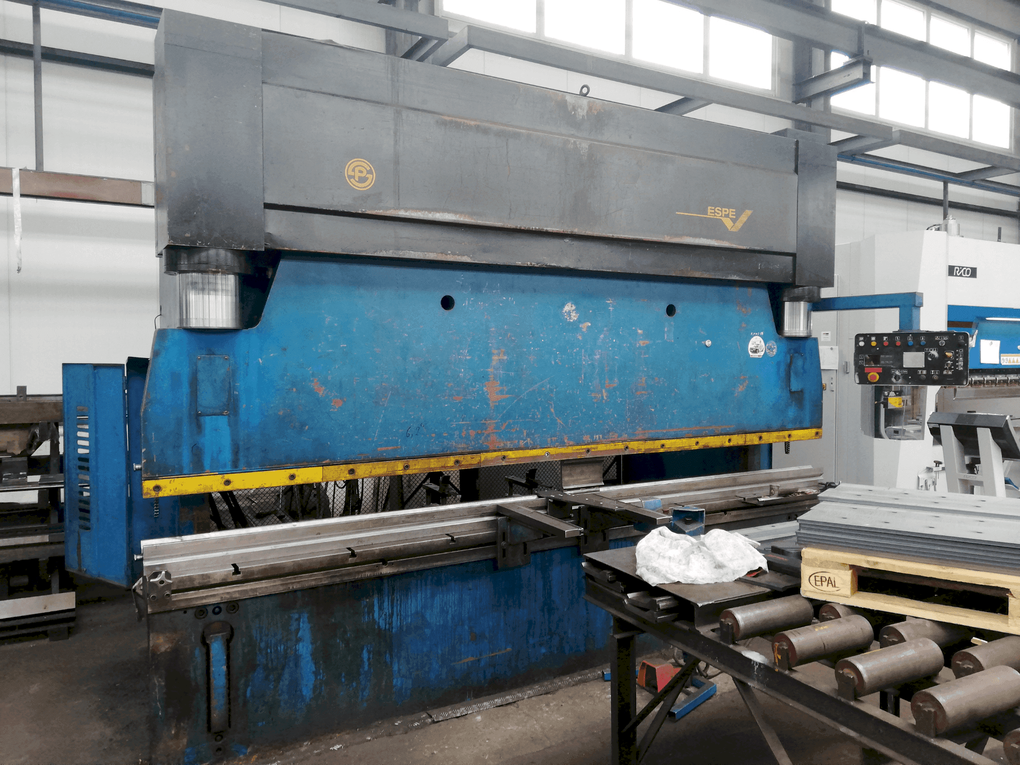 Vista frontal de la máquina ESPE CTO 250/4000N